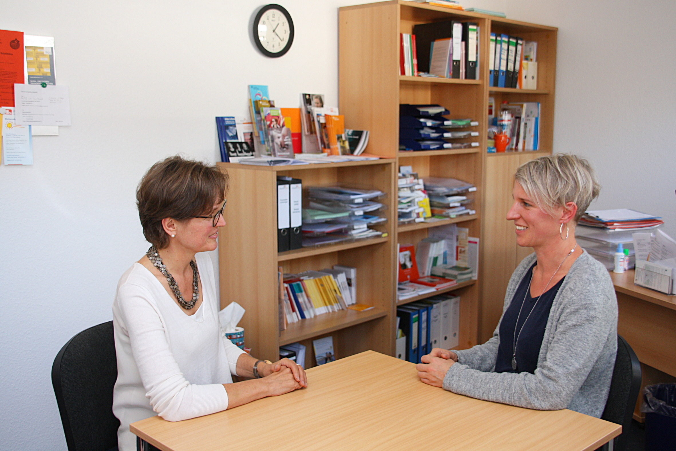 Zwei der Beraterinnen – Bettina Langenberg (l.) und Anika Gogol – in einem der Beratungsräume.