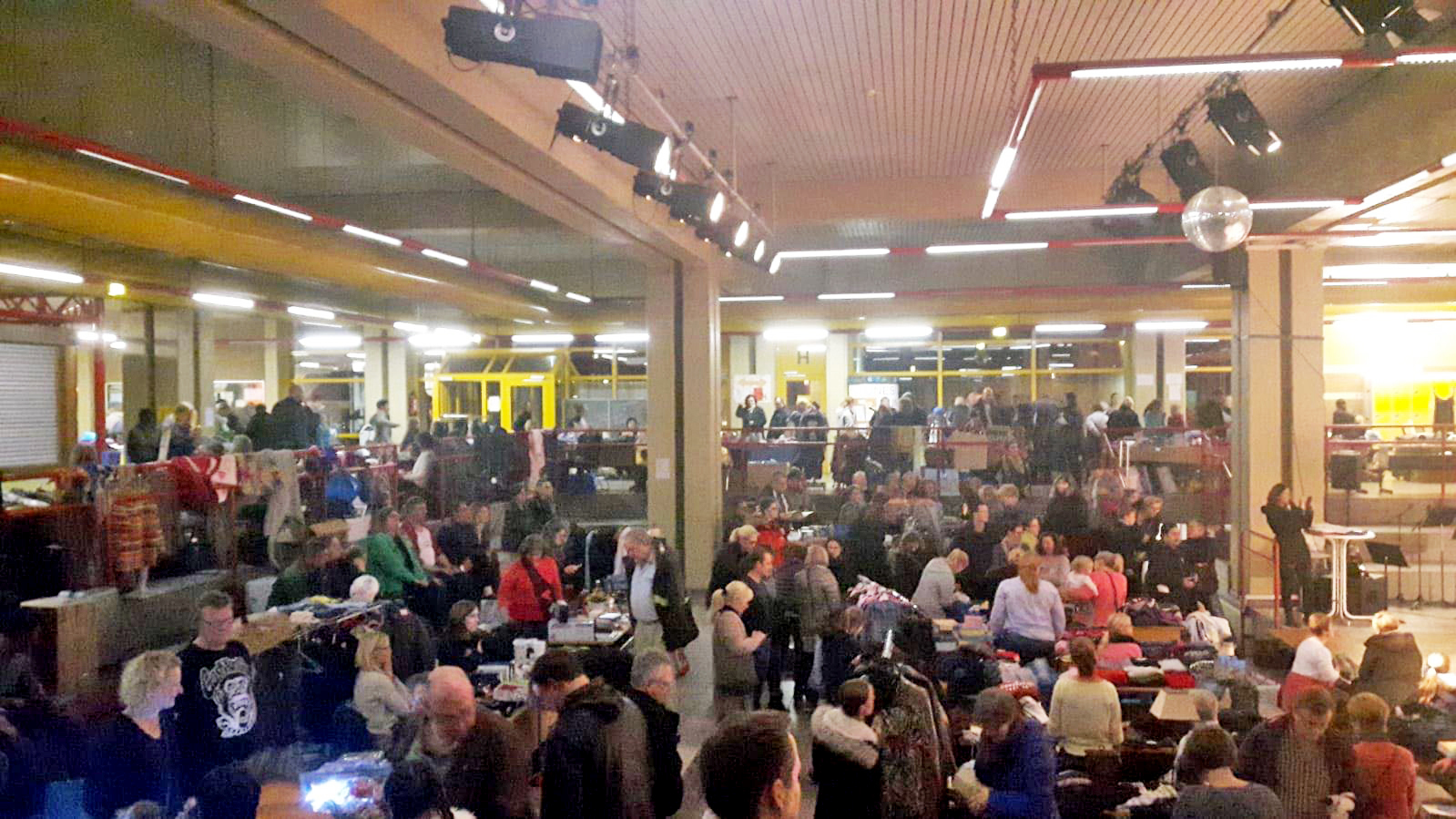 Abendliches Flohmarkt-Getümmel mit Live-Musik gibt's am 16. November im GEÜ.