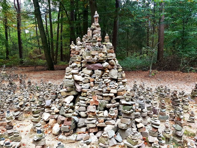 "Meine" Wahrzeichen aus Kleve, für mich unmittelbar mit Kleve verbunden: 1. Die Steinmännchen im Reichswald.