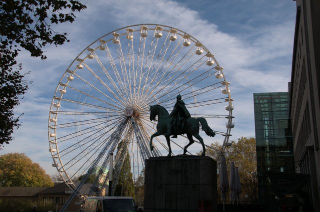 Riesenrad mit Denkmal von Kaiser Wilhelm I, und der VHS Essen