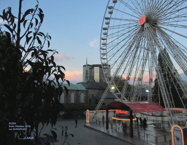 ... ESSEN ganz aktuell, von heute 27.10.18 RATHAUS vom BURGPLATZ aus gesehen... einfach HEIMAT! :-)