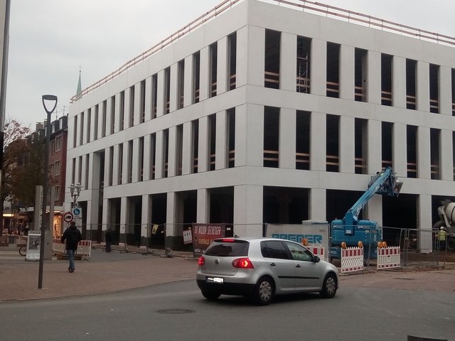 Blick in die HOCHSTR. hinein ;  hier war der Haupteingang , Haus Nr. 10 , damals von Karstadt ( wenige Zeit, Hertie )