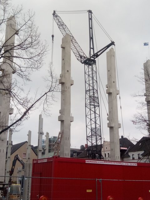 der Riesenbaukran ist nun von der Vorderseite nach hinten umgestellt worden und malocht dort weiter