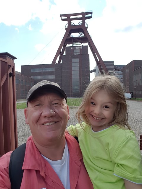 Meine Enkelin und ich vor dem Wahrzeichen unserer Stadt Essen. 
Dem Förderturm des Weltkulturerbe Zeche Zollverein.