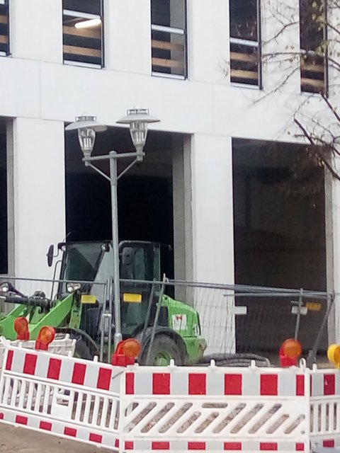 OH,  ein leichter Dachschaden an der Laterne ;  bleibt nicht aus