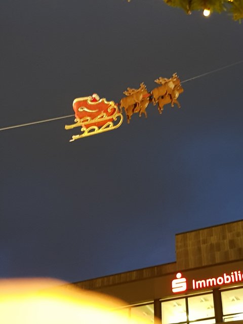 Der fliegende Weihnachtsmann auf dem Bochumer Weihnachtsmarkt