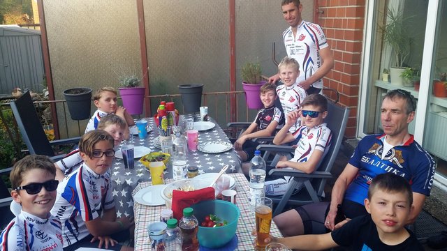 Nach einer 45 Kilometer langen Trainingsrunde wurde der Abschluss mit einer Grillwurst gefeiert.