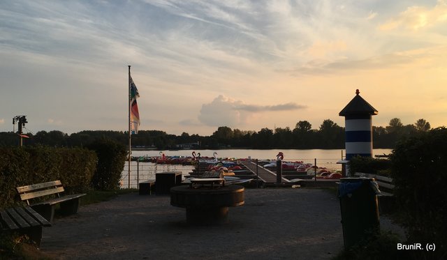 Hier sitze ich an einem Grillplatz!