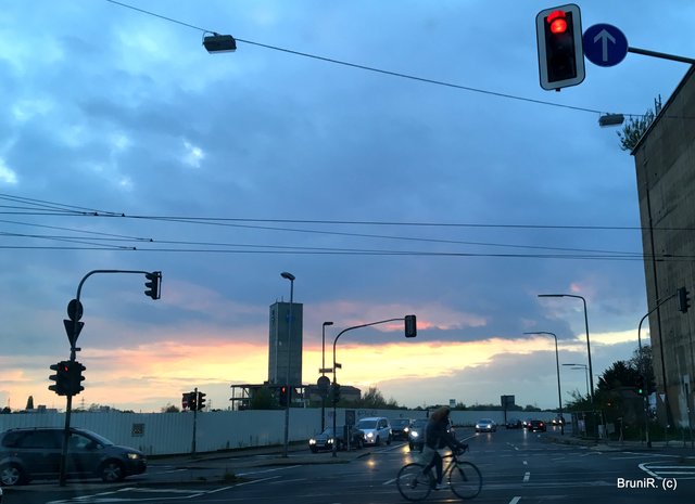 ...bin ich an der Kreuzung Heyestraße/Gerresheimer Glashütte (vorne im Bild zu sehen)! Und so gut wie daheim!!!