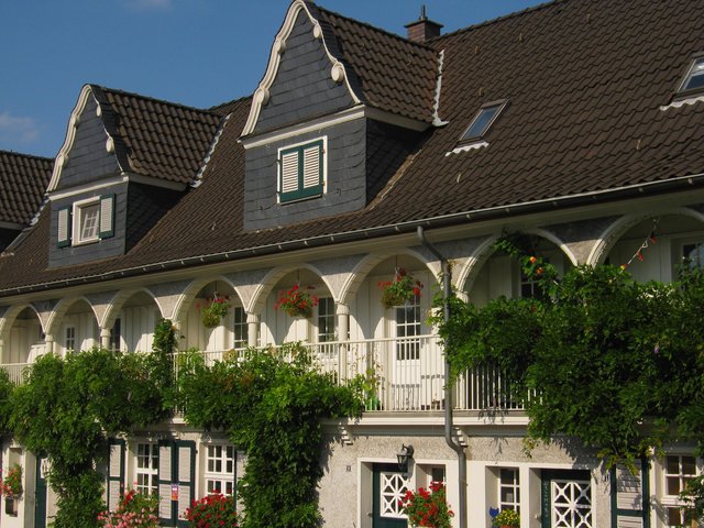 ...die MARGARETHENHÖHE, denkmalgeschützte Siedlung, Stiftung der Frau Margarethe KRUPP´... Gartenstadt, muss man in ESSEN gesehen haben, wunderschön! Gewiss eines der Wahrzeichen hier... :-)