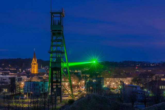 Förderturm Erin vor der Castrop-Rauxeler Innenstadt mit Laserbeleuchtung in der Adventszeit