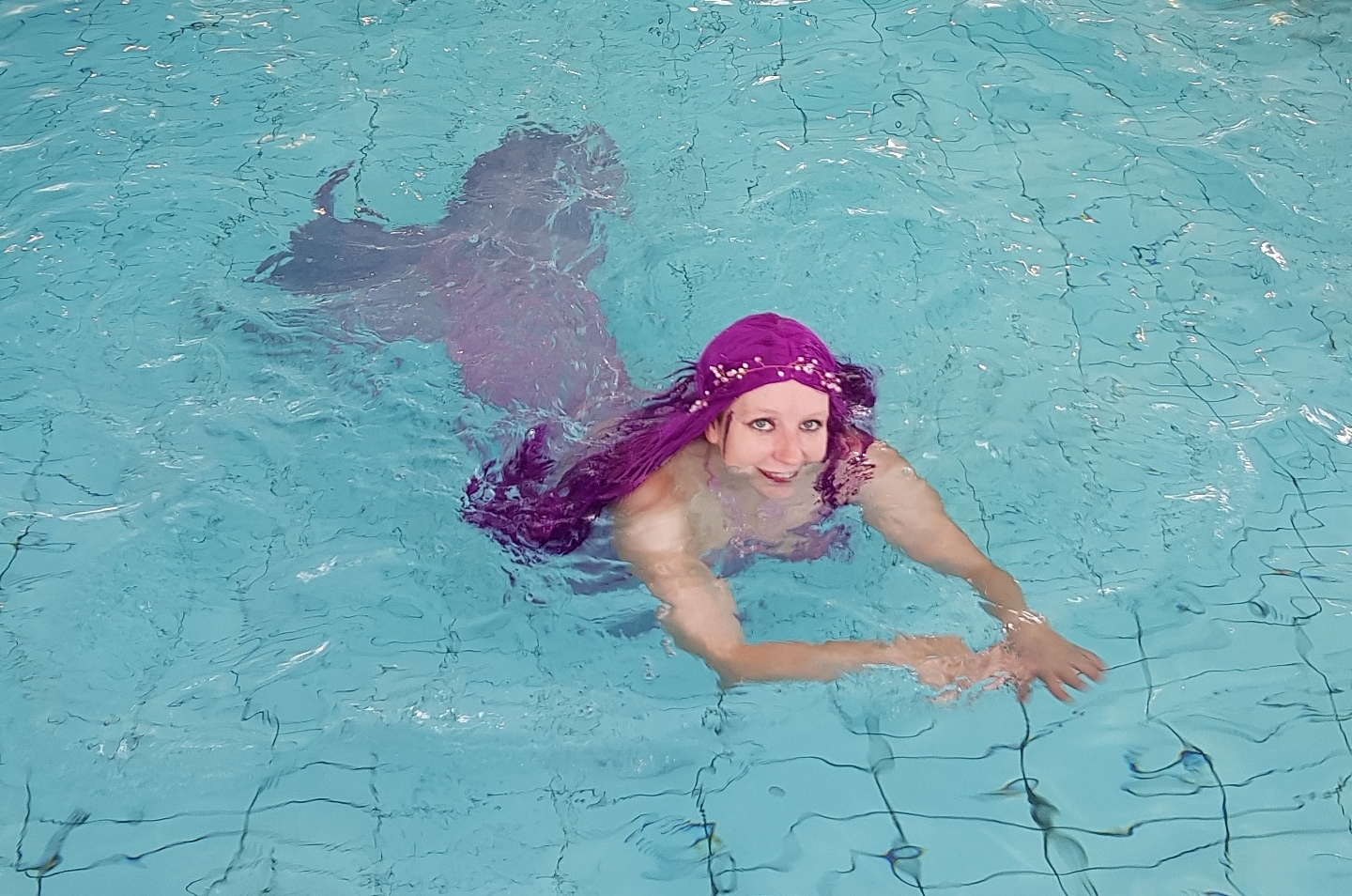 Munter wie ein Fisch im Wasser. Bis das Schwimmen mit der Fischflosse so elegant aussieht wie bei Mermaid Chrissi, sind so manche Übungsstunden angesagt.