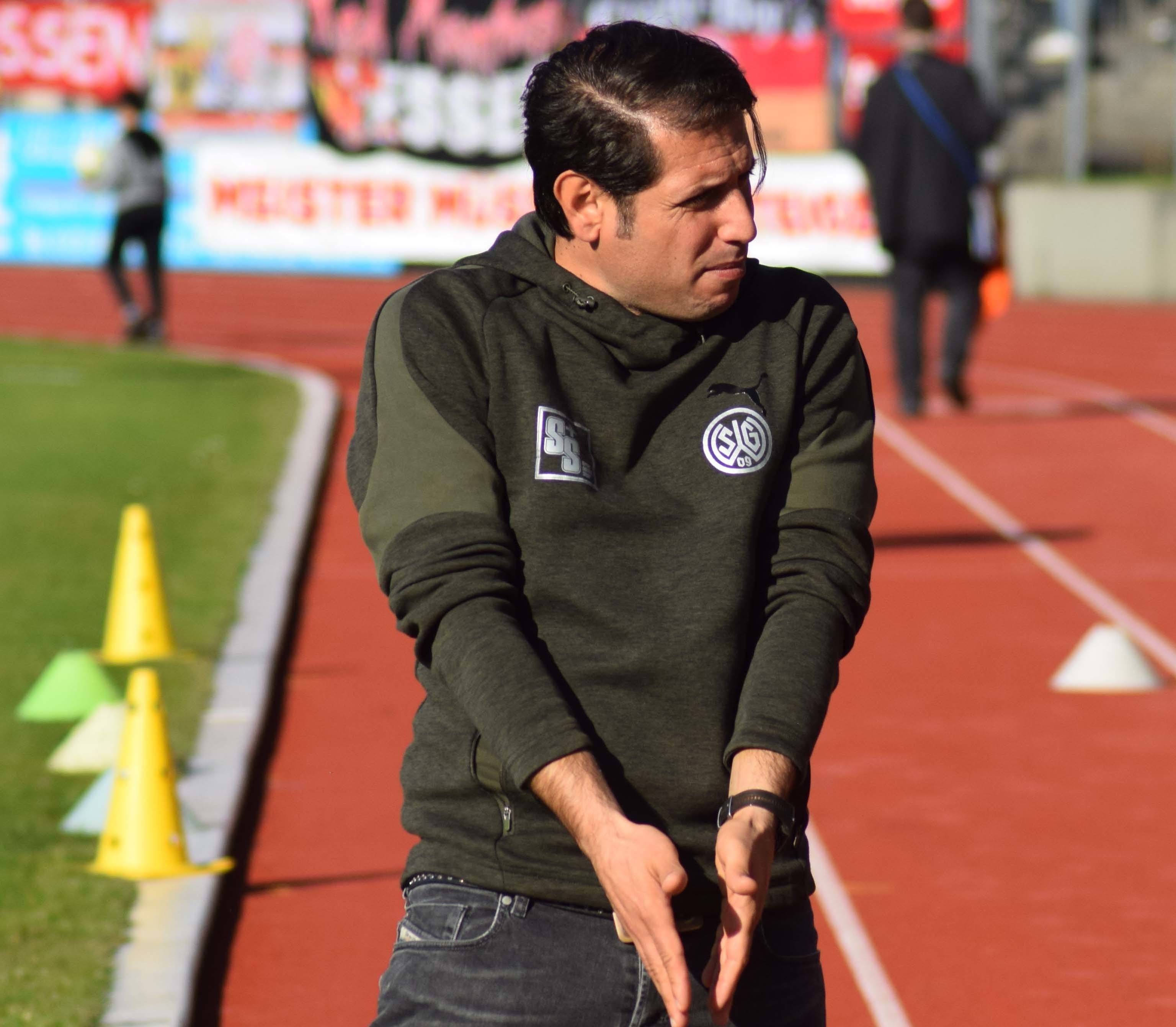 Trainer Farat Toku: Seit vier Spielen ohne Sieg. Foto: Peter Mohr
