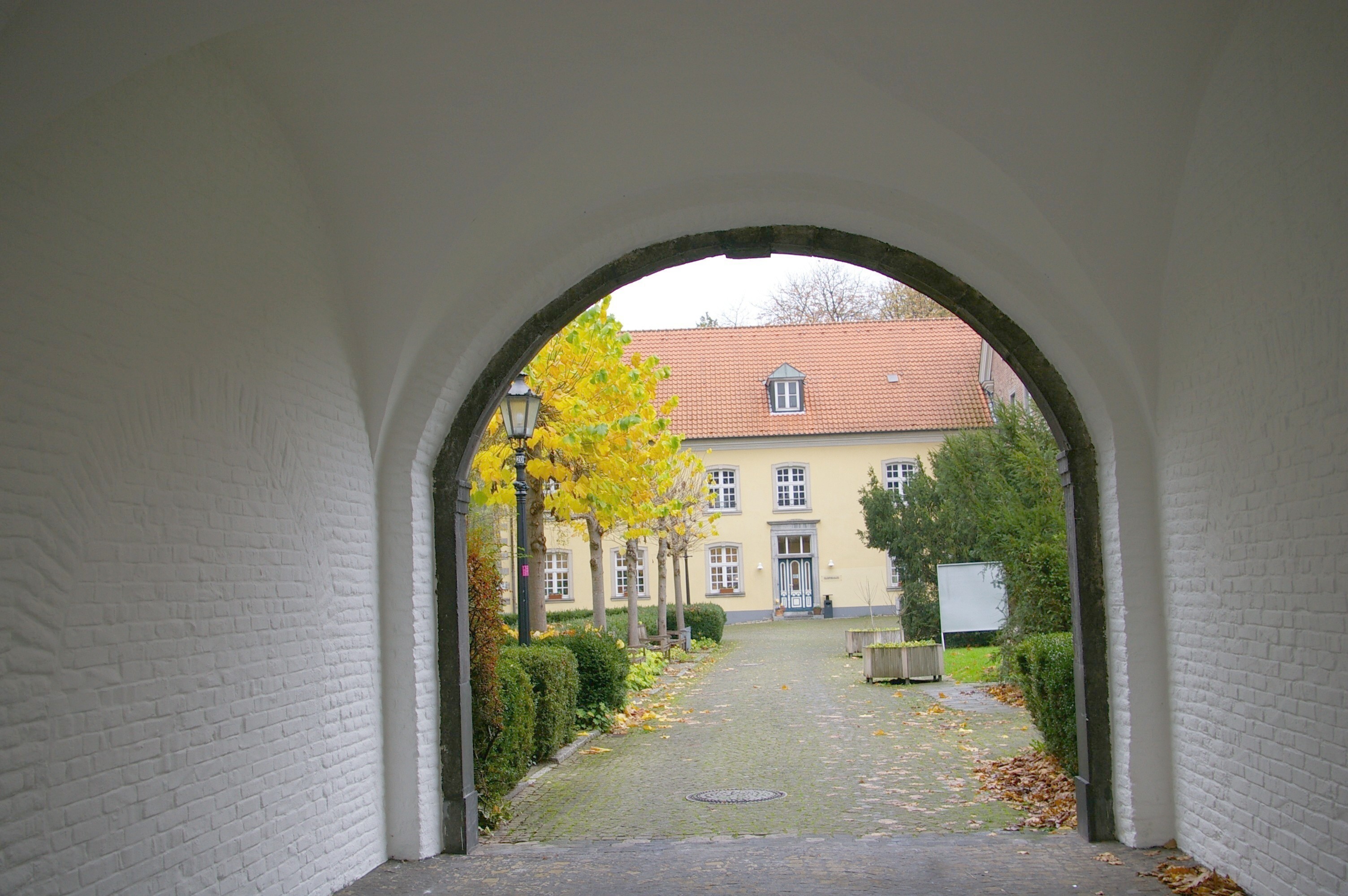 Der Hofeingang von Kloster Saarn (Foto Emons)