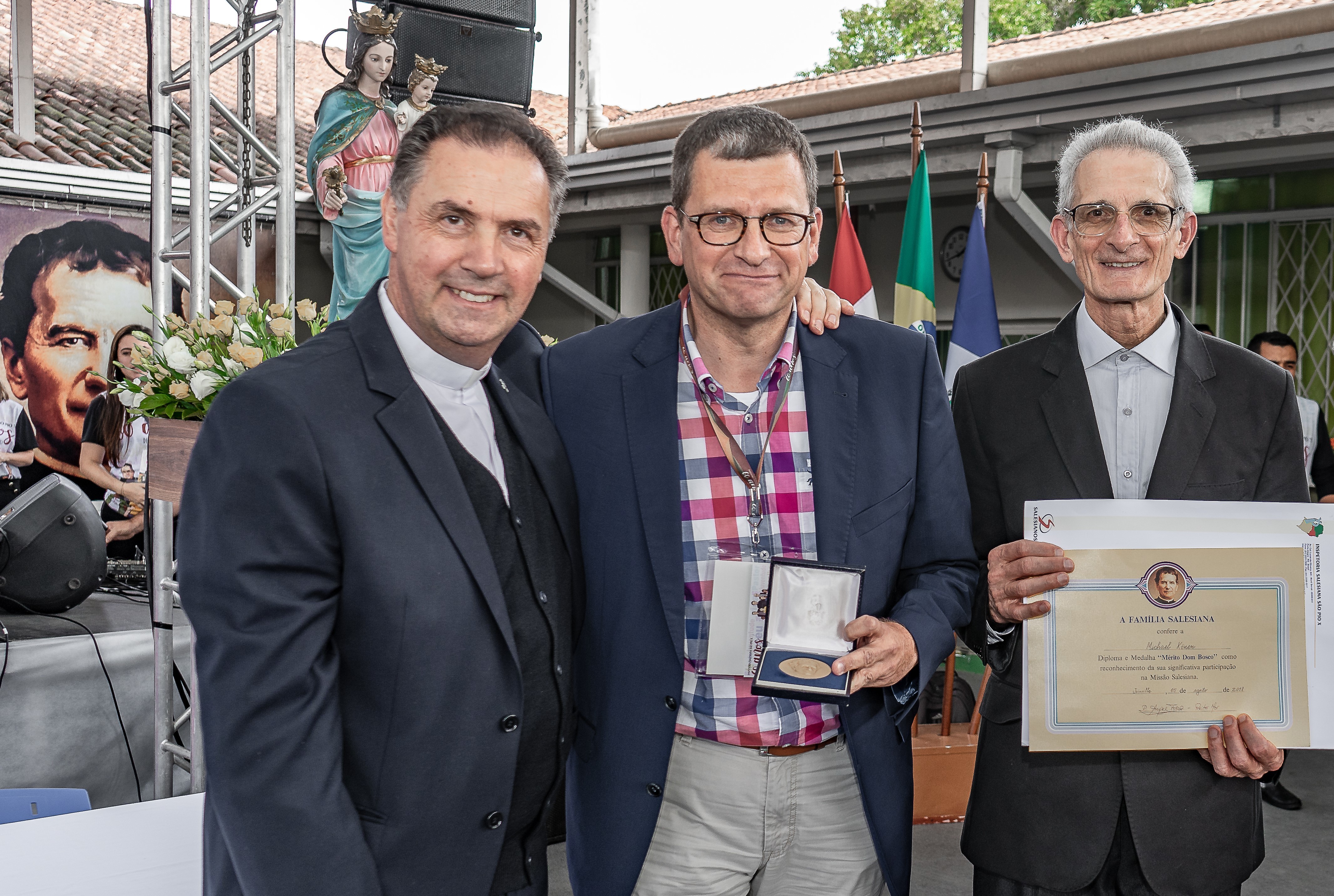 Pater Angel (links) und Pater Asidio (rechts) überreichten Michael Könen die Verdienstmedaille. (Foto: privat)