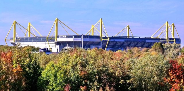 Signa Iduna Park das größte Fußballstadion von Deutschland steht in Dortmund, früher hieß es Westfalenstadion