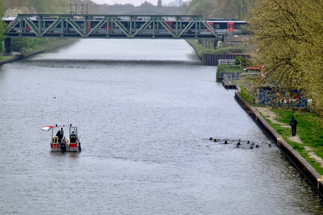 Rhein-Herne Kanal OB in Höhe Stadion Niederrhein, Taucherübung