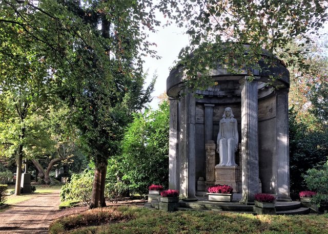 Das Mausoleum der Industriellenfamilie Henkel im Stil eines antiken Rundtempels (um 1925) mit der Statue der "Göttin des Schlafs" von Karl Janssen.