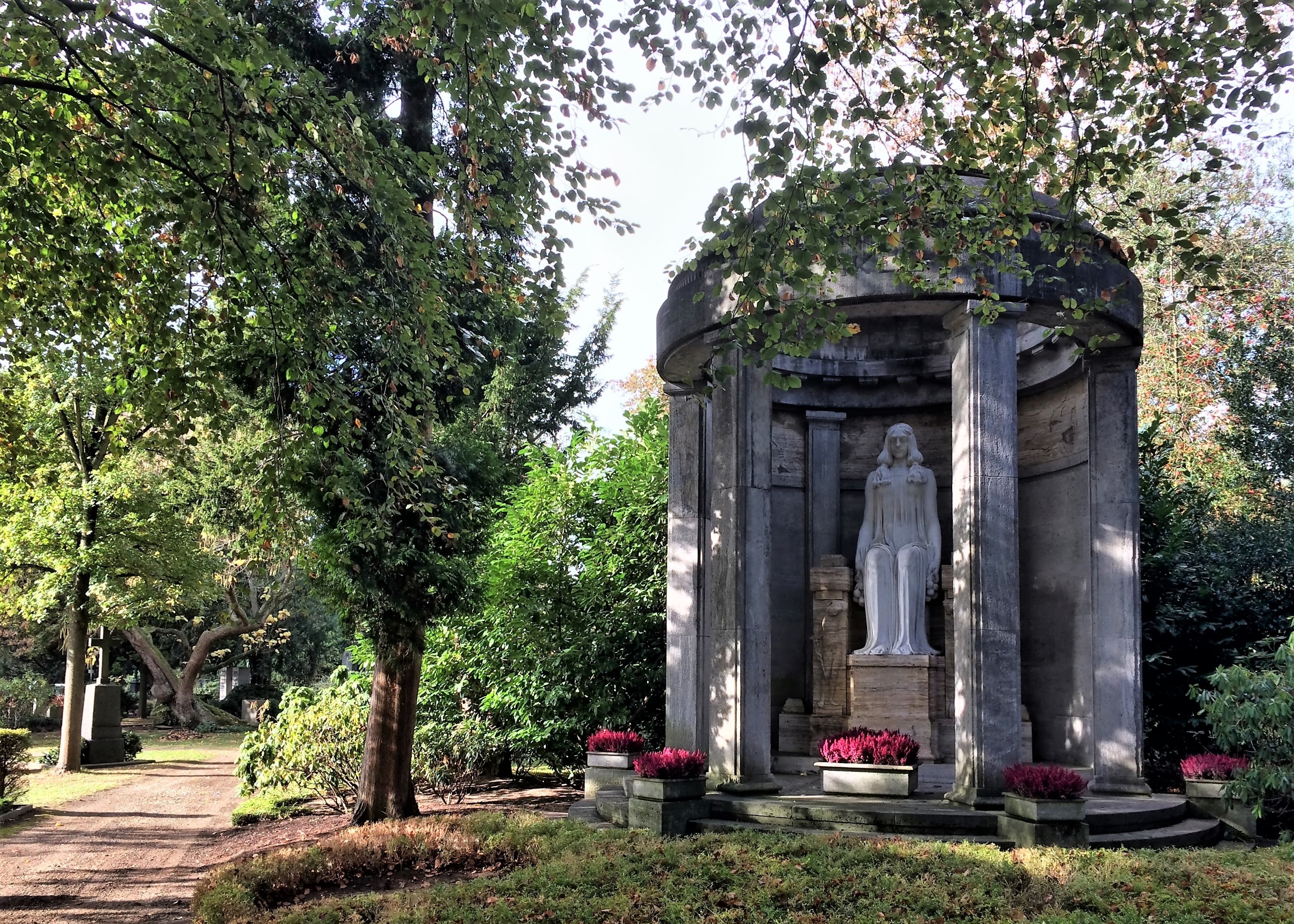 Das Mausoleum der Industriellenfamilie Henkel im Stil eines antiken Rundtempels (um 1925) mit der Statue der "Göttin des Schlafs" von Karl Janssen.