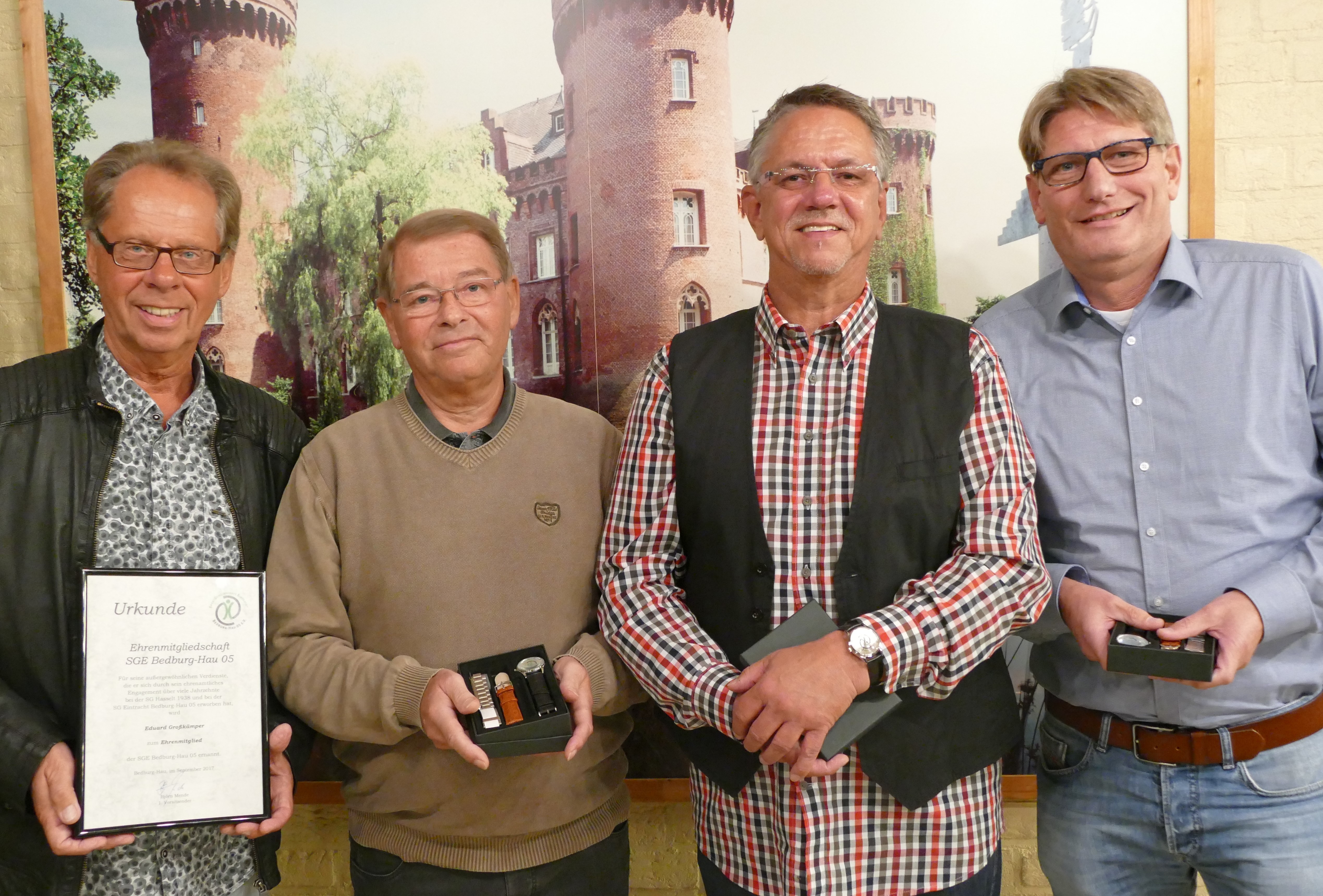 „Verdiente Mitglieder (von links): Ehrenmitglied Eduard Großkämper und die seit 50 Jahren dem Verein angehörigen Manfred Peters, Manfred Diesveld und Georg Fischer wurden während der Jahreshauptversammlung ausgezeichnet