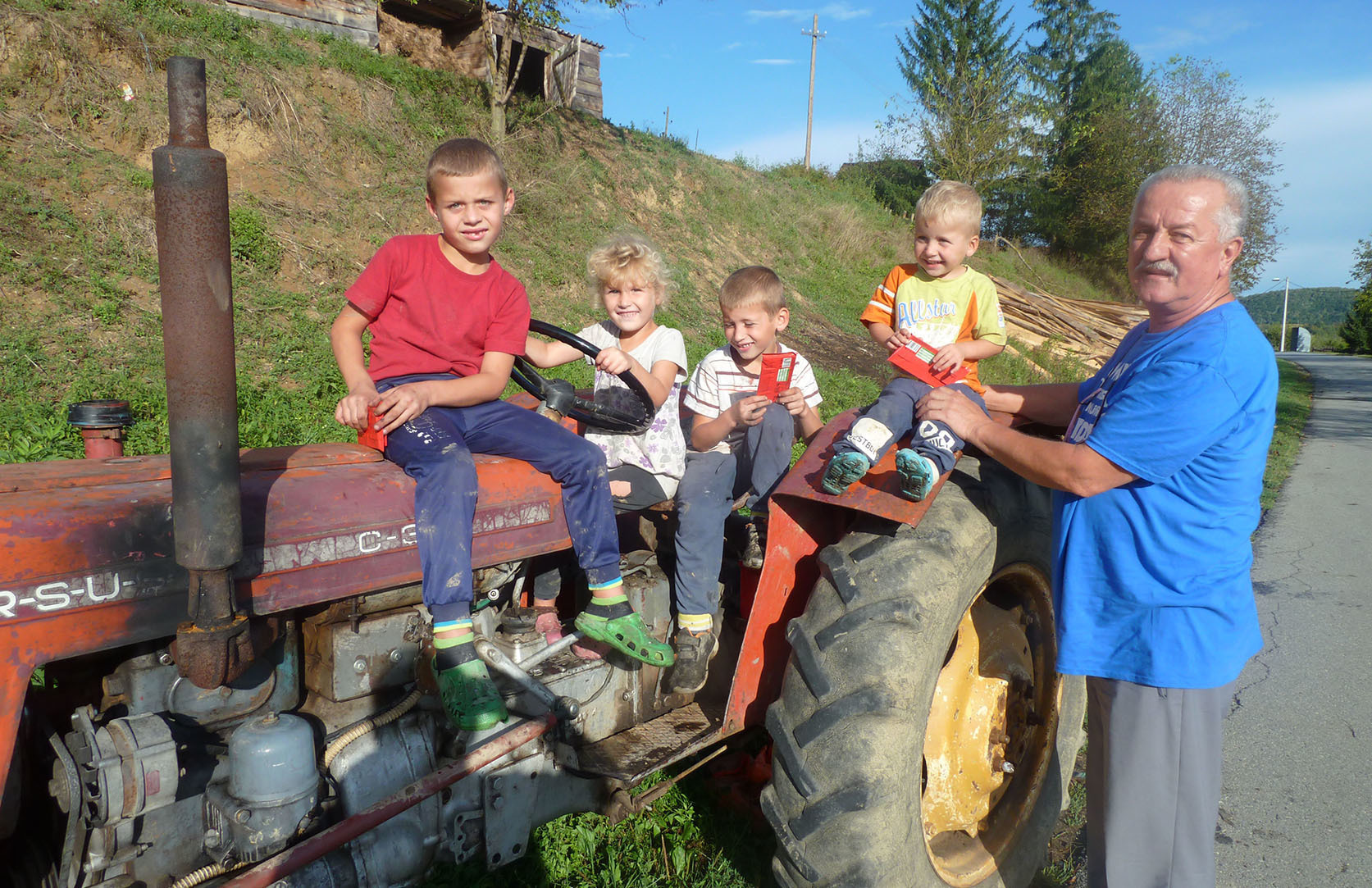 Die Armut ist in Bosnien überall zuhause. Mit alten Maschinen und Fahrzeugen versuchen die Menschen, das Land zu bestellen, um zu überleben.
