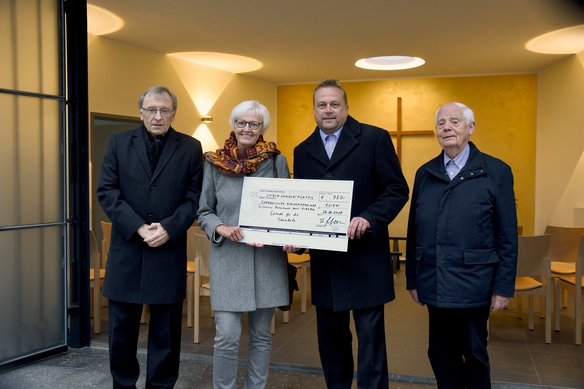 Unser Foto zeigt (v.l.): Dipl.-Ing. Norbert Heising (Architekt), Friederike Wilberg (Pfarrerin), Thorsten Lelgemann (Beerdigungsinstitut und Spender) und Friedhelm Niggeling (i.A. des Presbyteriums). Foto: Janz