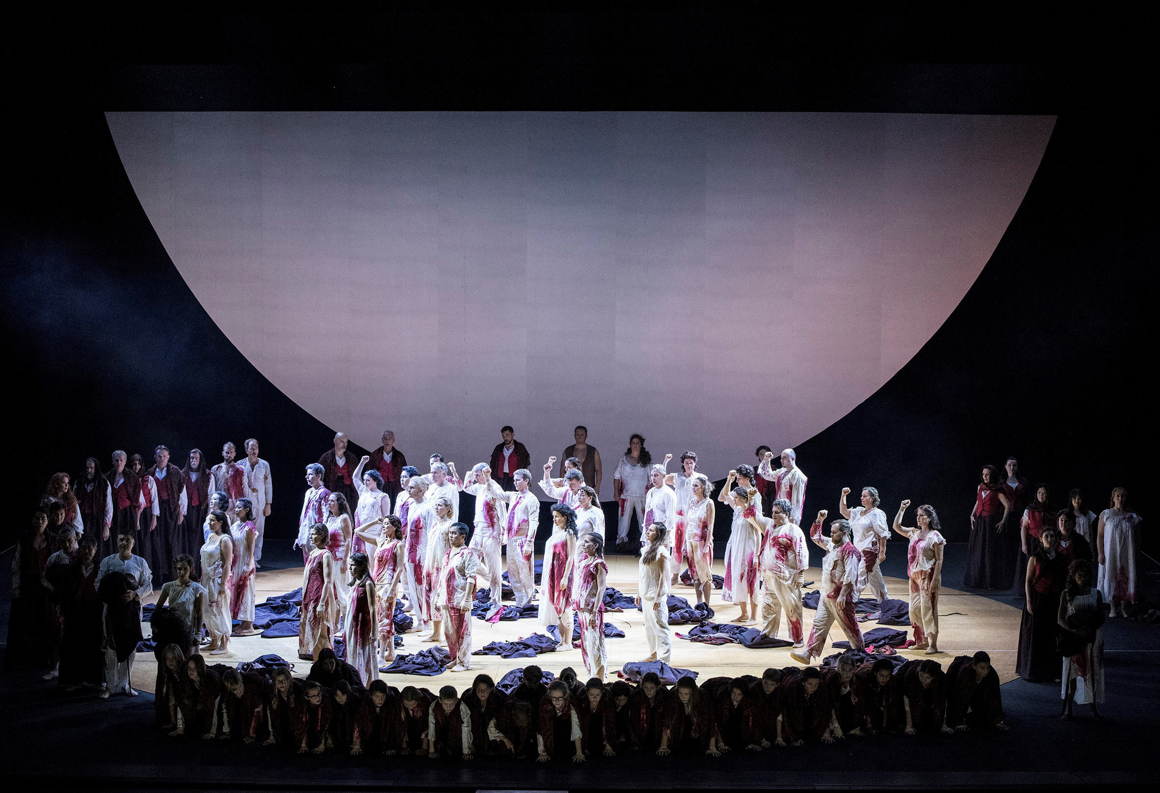 Das Finale: In ungewöhnlichen Kostümen tritt das Ensemble des Aalto-Theaters zum letzten Akt von Carmen an.