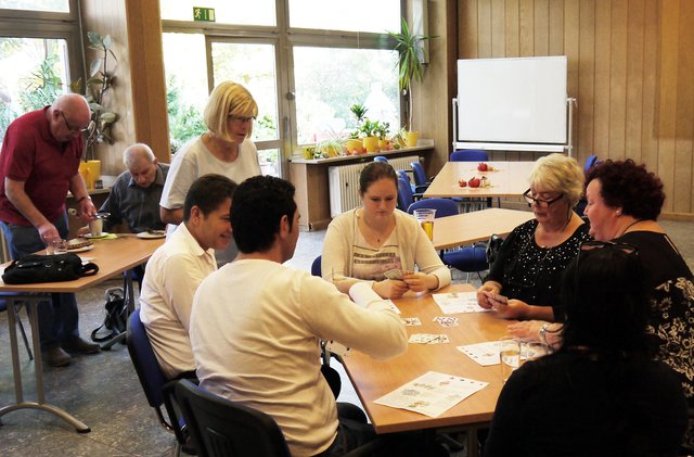 Gesellige Spiele in internationaler Runde - ein Gewinn für alle. Pressefoto: Treffpunkt-Karnap-Team
