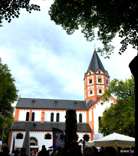 Basilika St. Margareta in Düsseldorf-Gerresheim im September 2018 - Weinfest!