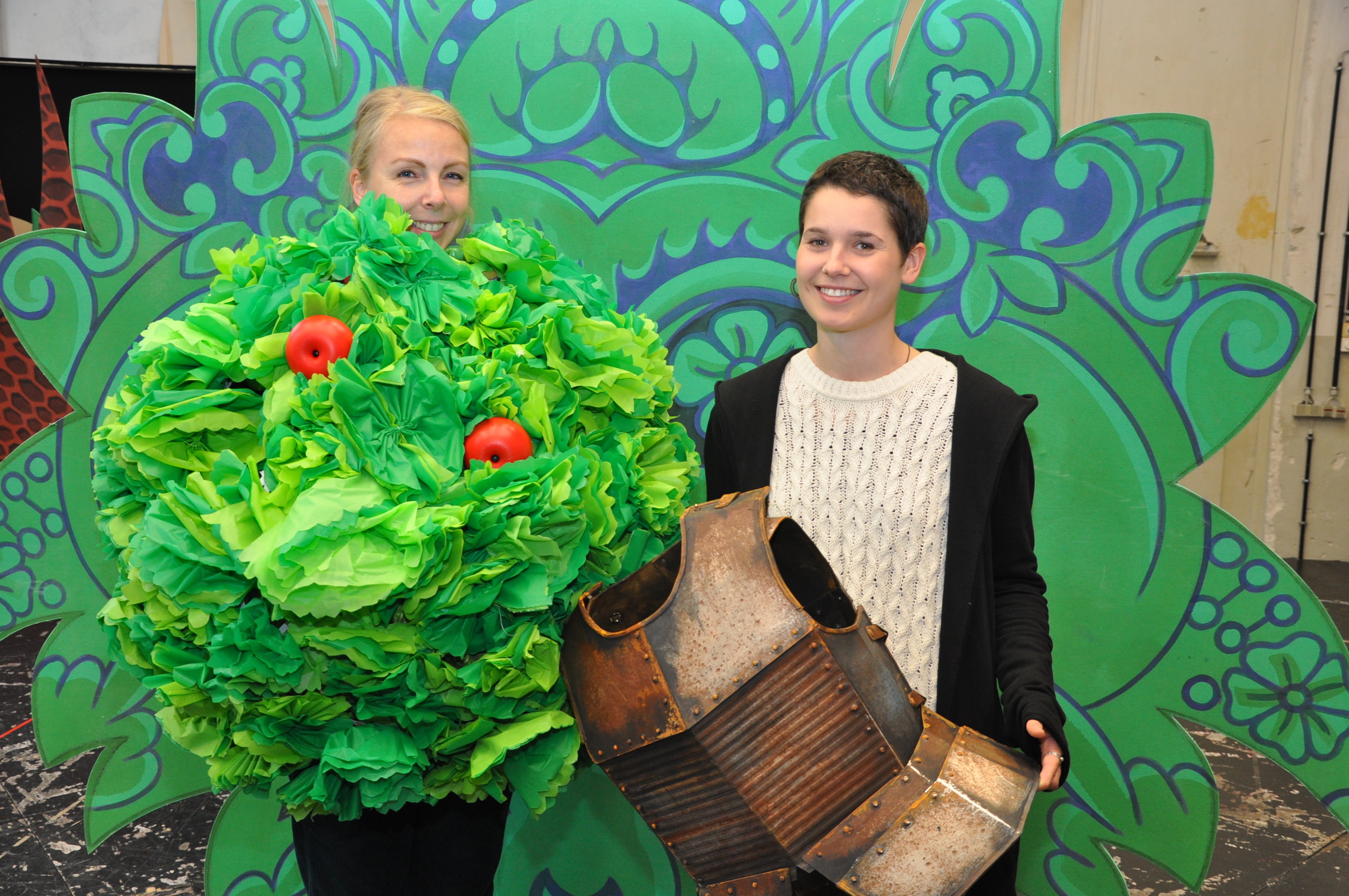 Wenn Nina Albrecht im Apfelbaum steckt und Bühnenbildnerin Anne Koltermann eine Rüstung trägt, dann ist die Premiere des "Zauberer von Oz" im Grillo-Theater nicht mehr lange hin. Der STADTSPIEGEL ESSEN schaute sich hinter den Kulissen um.