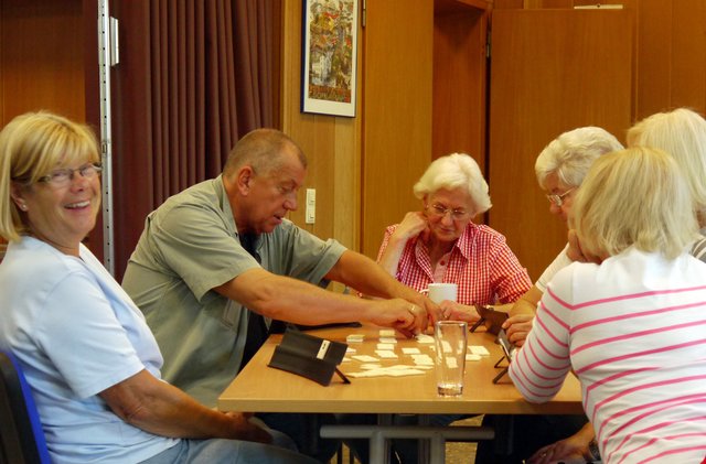 Gute Laune am Rummikub-Stammtisch. Eine erfolgreiche Premiere! Pressefoto: Treffpunkt-Karnap-Team
