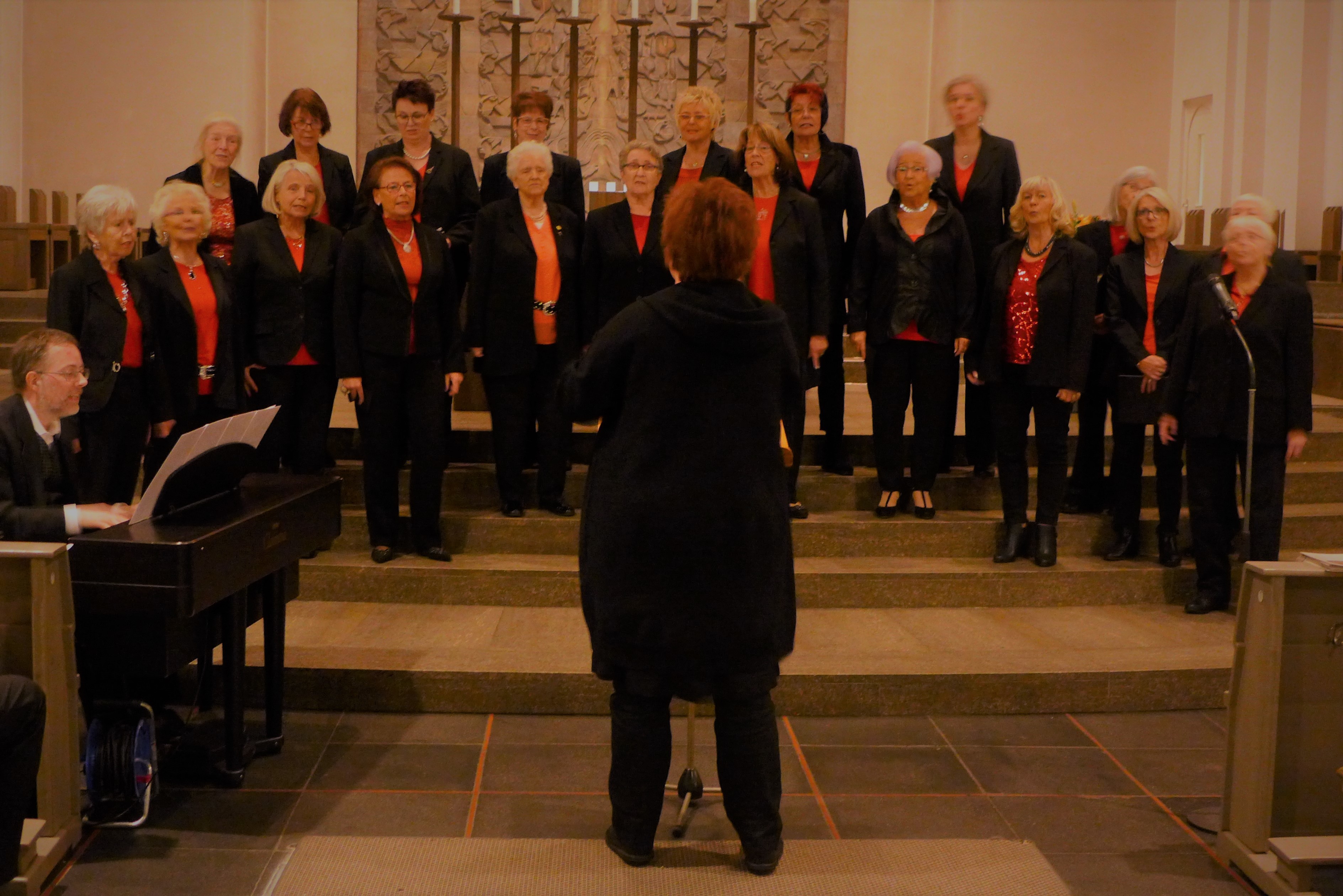 Begleitet wurde der Mannesmannchor bei seinem Jubiläumskonzert vom Mülheimer Frauenchor 1995 (Foto Emons)