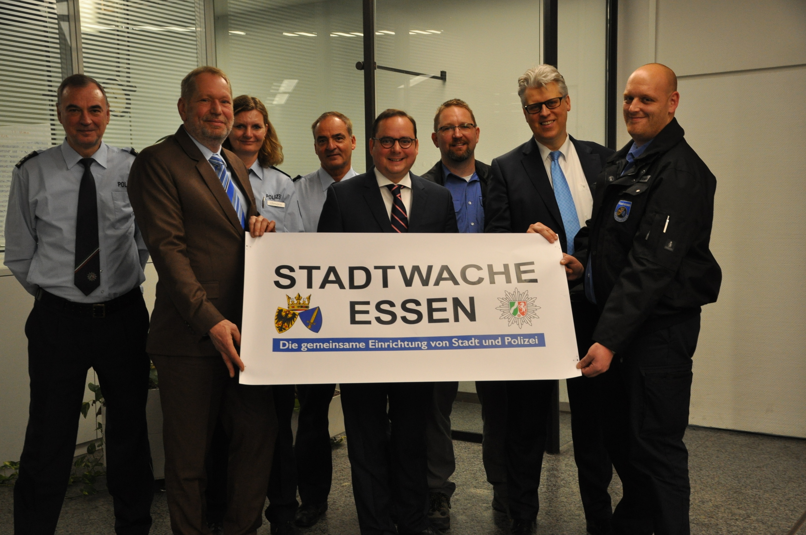Gruppenbild mit Polizeipräsident, Ordnungsdezernent, Oberbürgermeister und den diensthabenden Polizisten vor Ort: der neue Standort für die Essener Stadtwache ist die Hauptwache in der Innenstadt.
