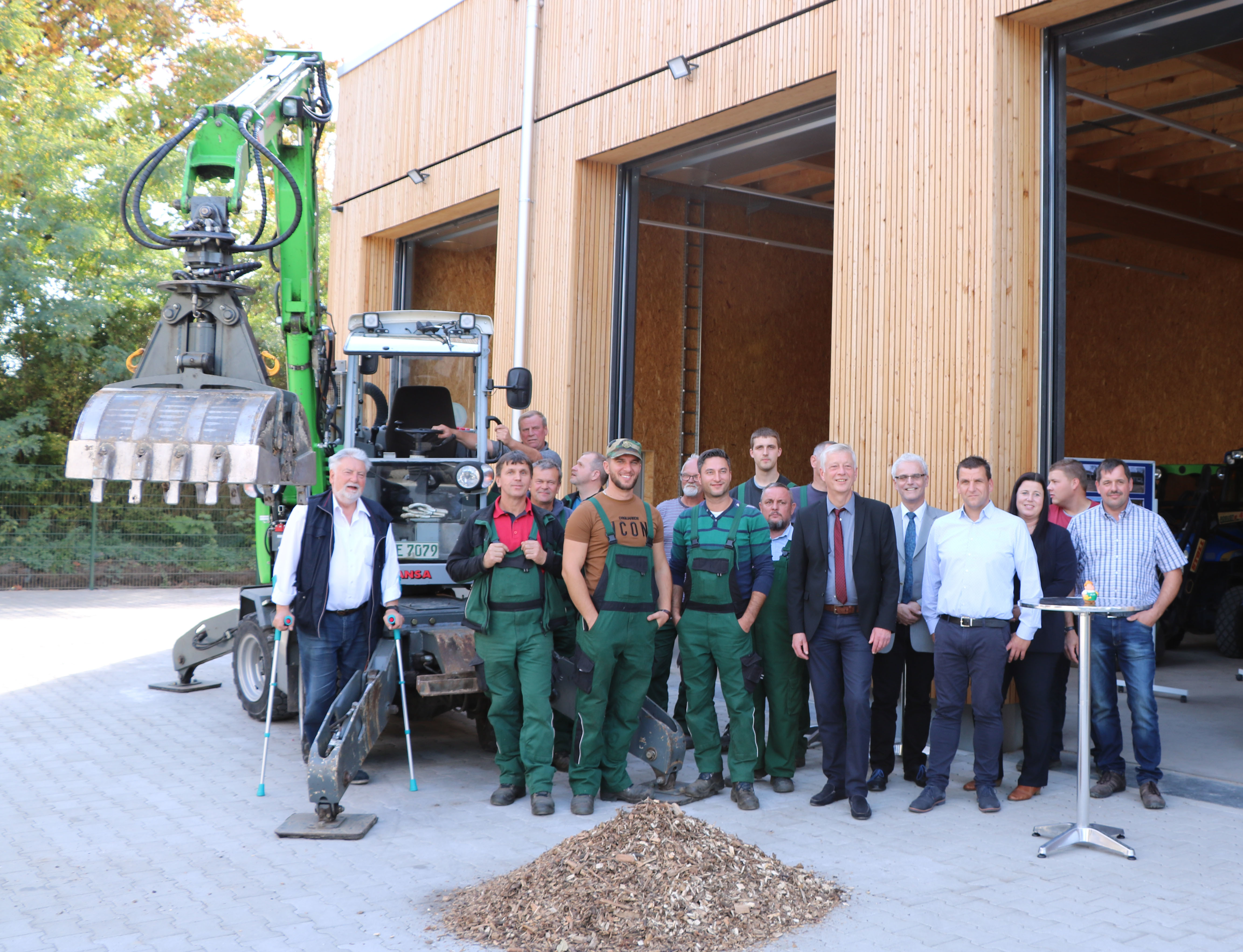 Norbert Höving, Technischer Beigeordneter (6.v.r.), KSR- Betriebsleiter Uwe Schilling (5.v.r.), Markus Rengel, KSR-Abteilungsleiter Technik (4.v.r.) weihten mit den Mitarbeitern der KSR und Vertretern aus Verwaltung und Politik den neuen Betriebshof auf dem Südfriedhof ein.