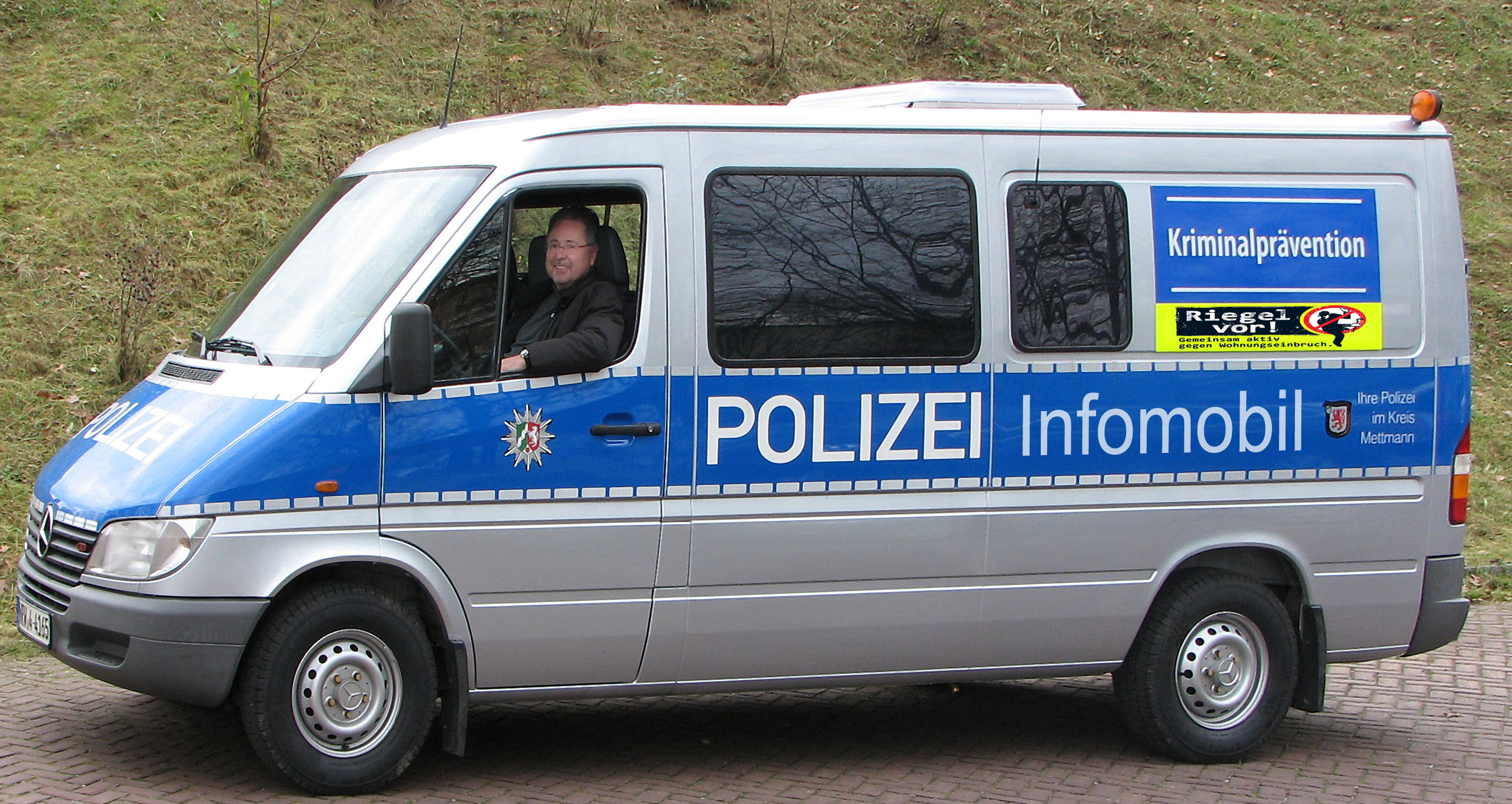 Das Info-Mobil berät alle interessierten Bürger zum Thema Wohnungseinbruch.