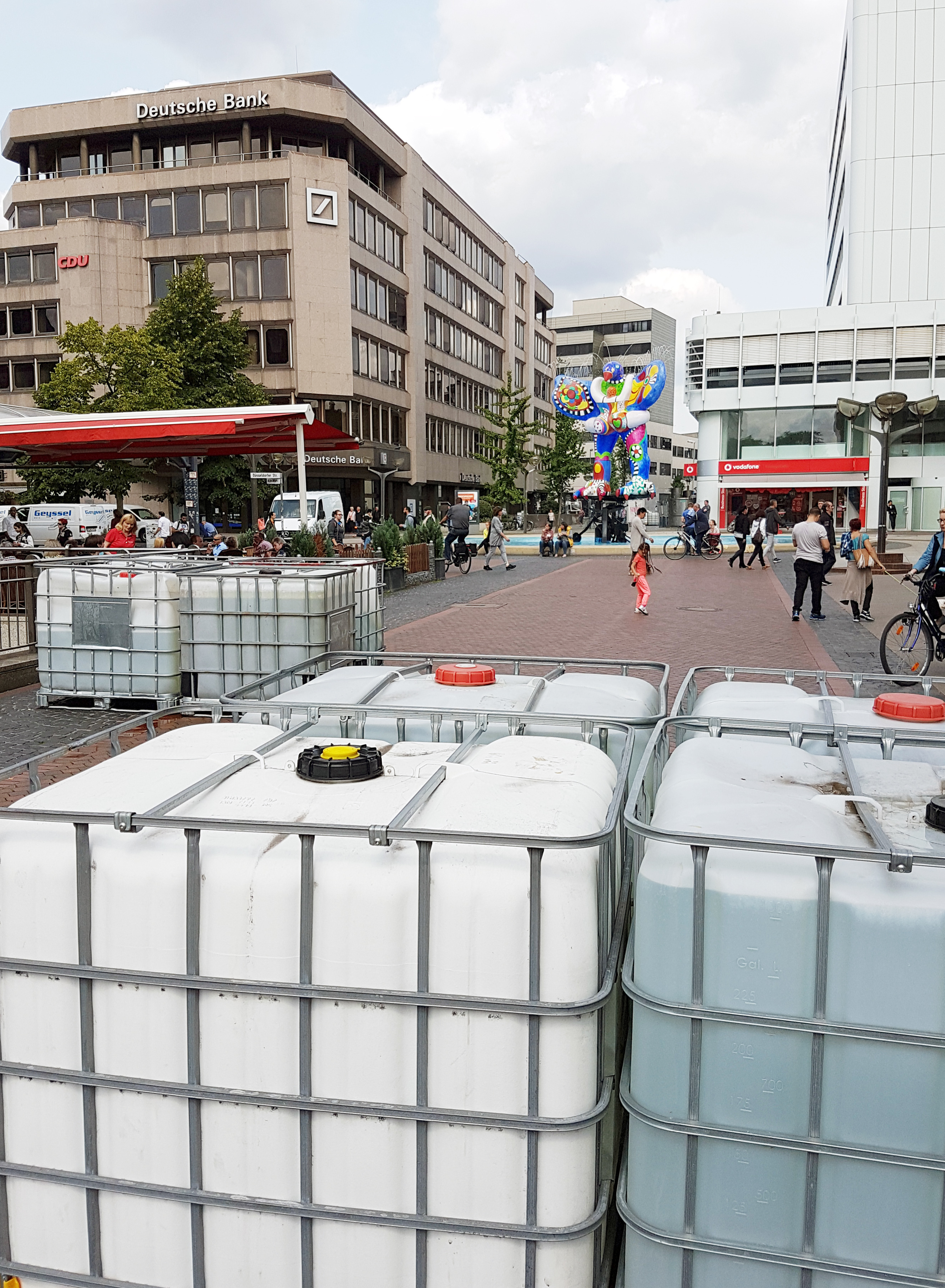 Die Wassertanks zur Sicherung der Duisburger Innenstadt haben ausgedient. Sie sollen zunächst durch mobile Metallbarrieren ersetzt werden, ehe feststehende und versenkbare Poller aus Stahl installiert werden.