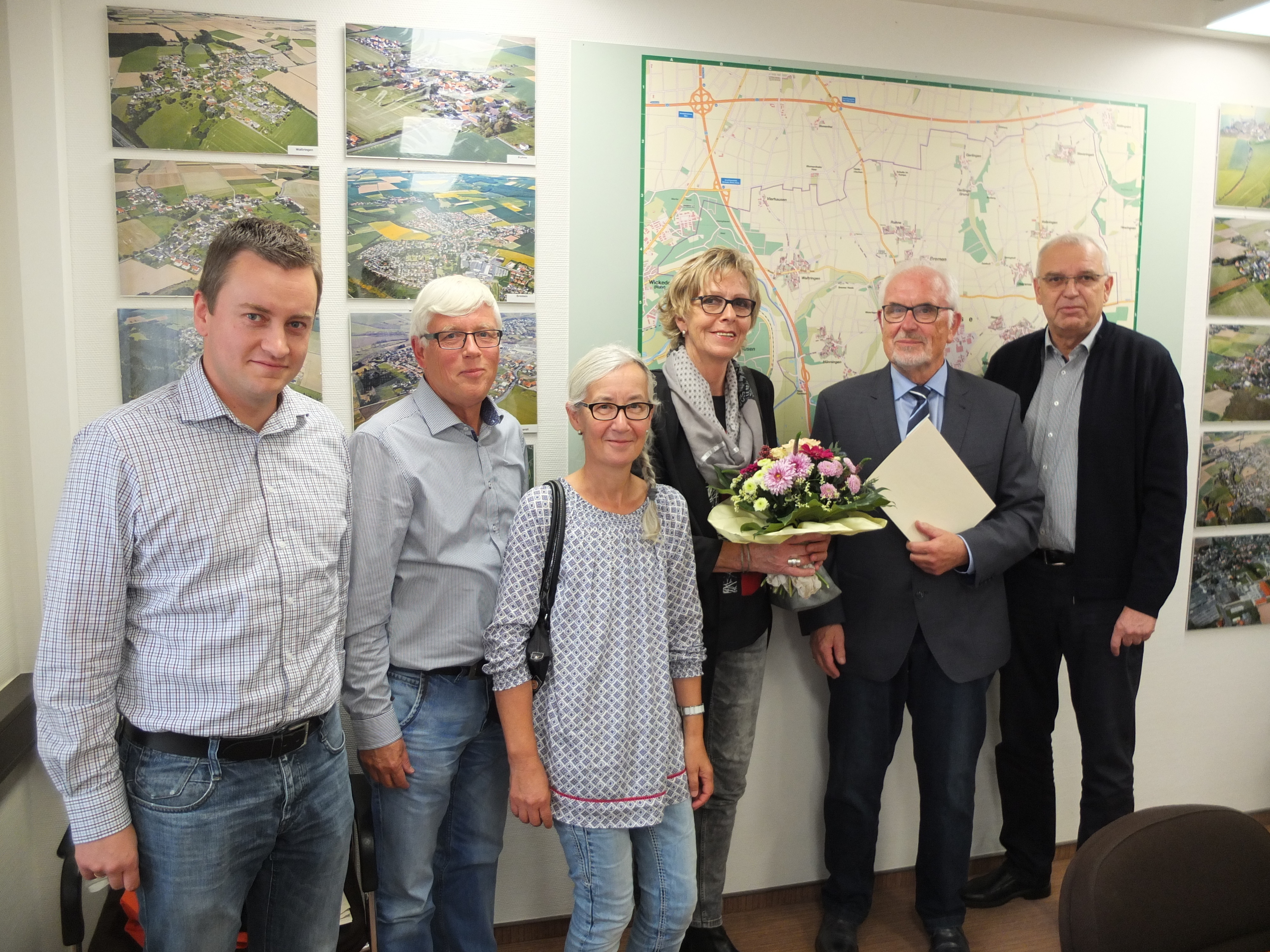 Von links: Fachbereichsleiter Dennis Schröder, Martin Schwamborn, Iris Schwamborn, Irmgard Kies, Theodor Kies, Bürgermeister Hubert Wegener.