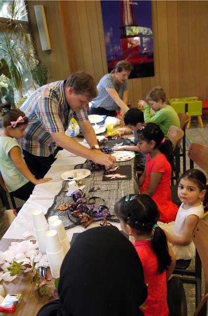 An der Bastelstraße finden vor allem die jungen Gäste viele Angebote. Pressefoto: Treffpunkt-Karnap-Team