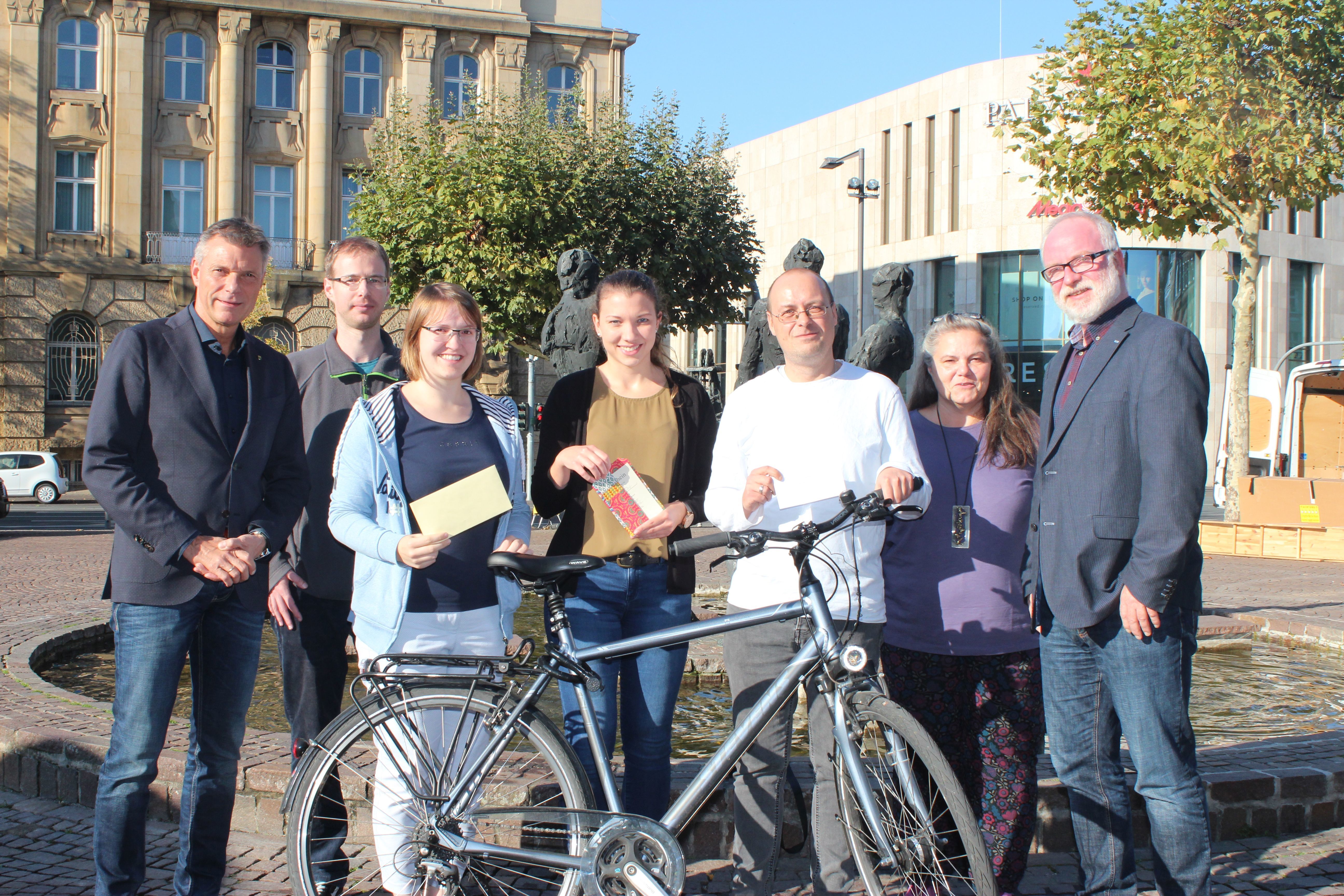 Bürgermeister Christoph Tesche (l.), Koordinator für Nahmobilität Simon Vogt (2.v.l), Petra Schürholt (Betriebliches Gesundheitsmanagement, 2.v.r.) und Michael Kurpisz (r.) gratulierten Julia Meyer, Stephanie Quinkenstein und Marc-André Ludwig zur erfolgreichen Teilnahme an der Aktion "Mit dem Rad zur Arbeit".
