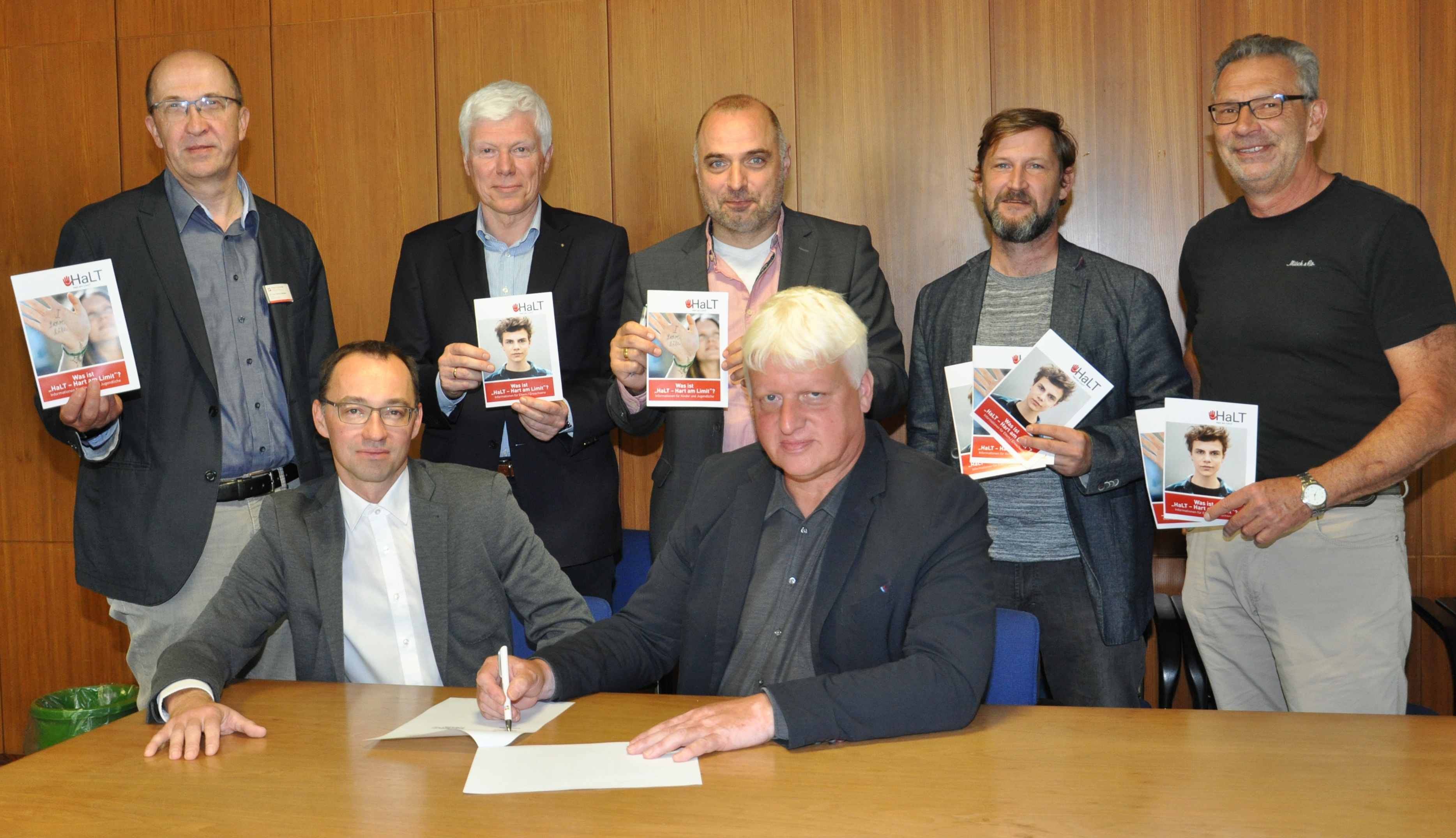 An der Unterzeichnung nahmen teil: Bürgermeister Ralf Paul Bittner, Michael John (Jugendamtsleiter Stadt Arnsberg), Christian Eckhoff (Leiter Familienbüro Stadt Arnsberg), Michael Voß (Suchtpräventionsfachkraft Familienbüro Stadt Arnsberg), Dr. med. Bartholomäus Urgatz (Chefarzt der Klinik für Kinder und Jugendmedizin, Klinikum Hochsauerland), Dr. med. Rüdiger Holzbach (Chefarzt der Klinik für Psychiatrie, Klinikum Hochsauerland) und Dr. med. Martin Bredendiek (Ärztlicher Direktor Klinikum Hochsauerland).
