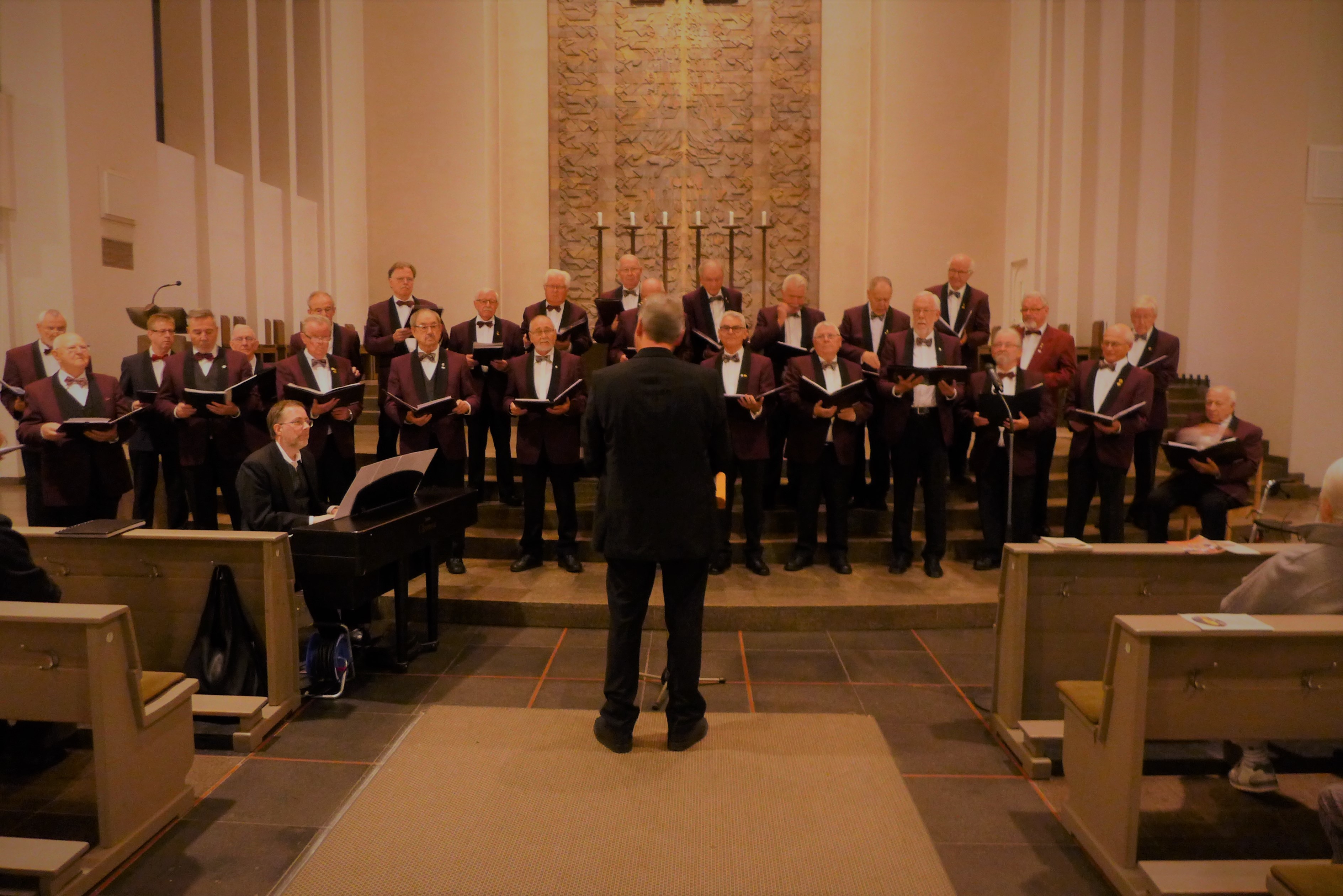 Der Mannesmannchor bei seinem Jubiläumskonzert in St. Mariae Geburt. (Foto Emons)