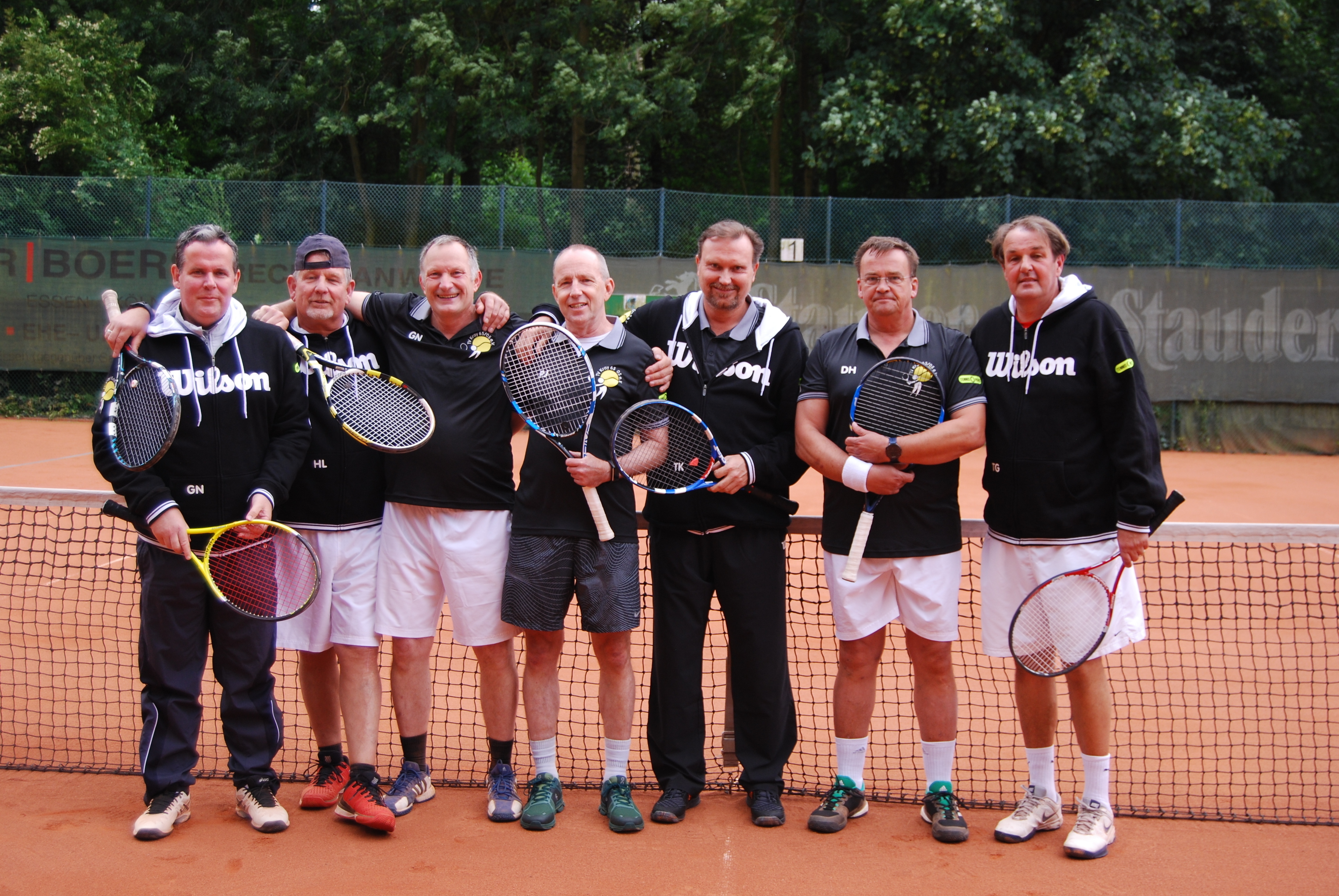 Die erfolgreichen Aufsteiger in die 2. Verbandsliga (v.l.n.r.): Helmut Galetke, Holger Lengwehnus, Guido Nachtigall, Peter Jamsek, Thomas Kante, Dirk Herden und Thorsten Gembler. Es fehlen: Dirk Liefke und Dieter May. Foto: TV Kray