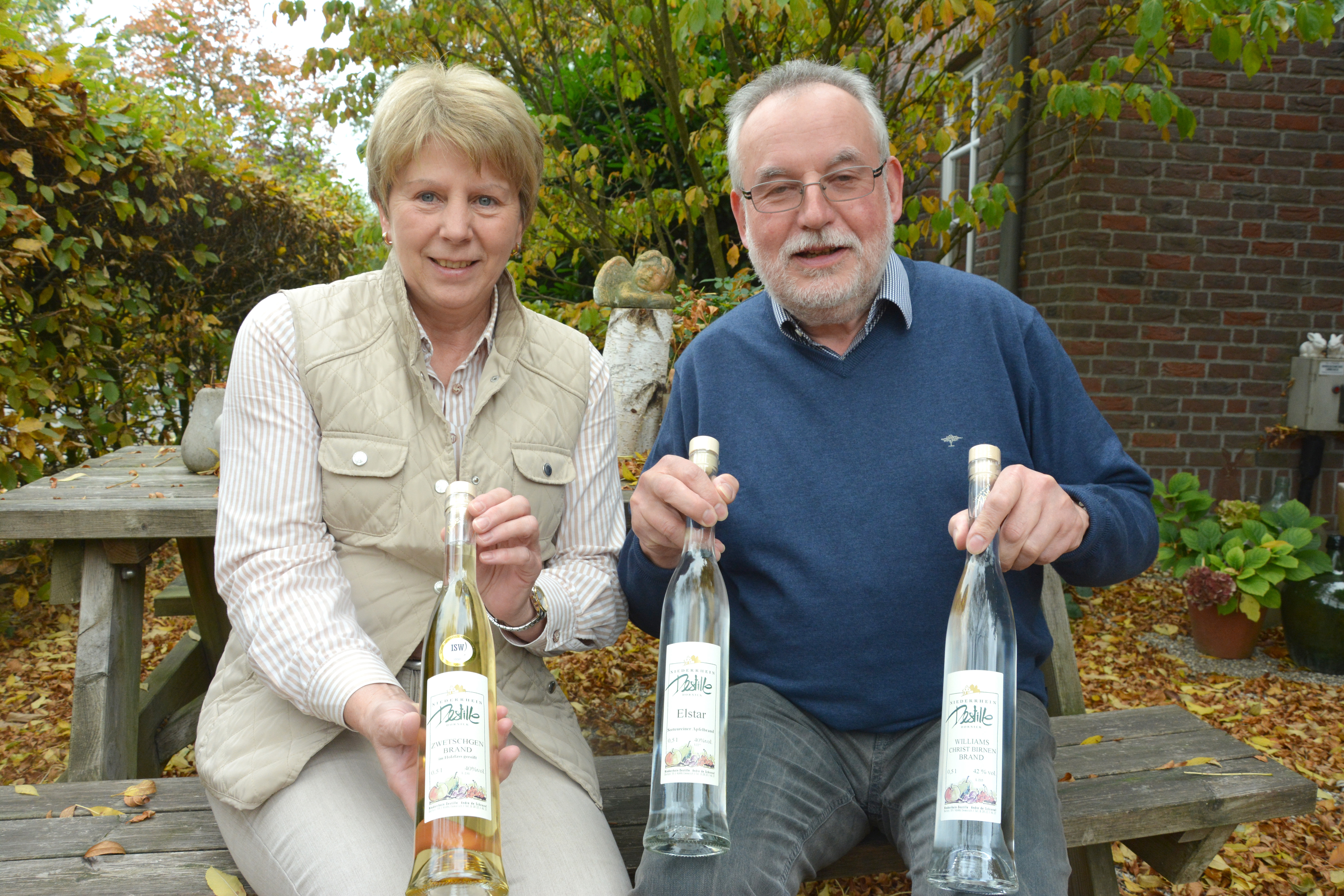 Ingeborg und Andre de Schrevel mit den drei Bränden, die die Düsseldorfer Staatskanzlei bestellt hat. Foto: Jörg Terbrüggen