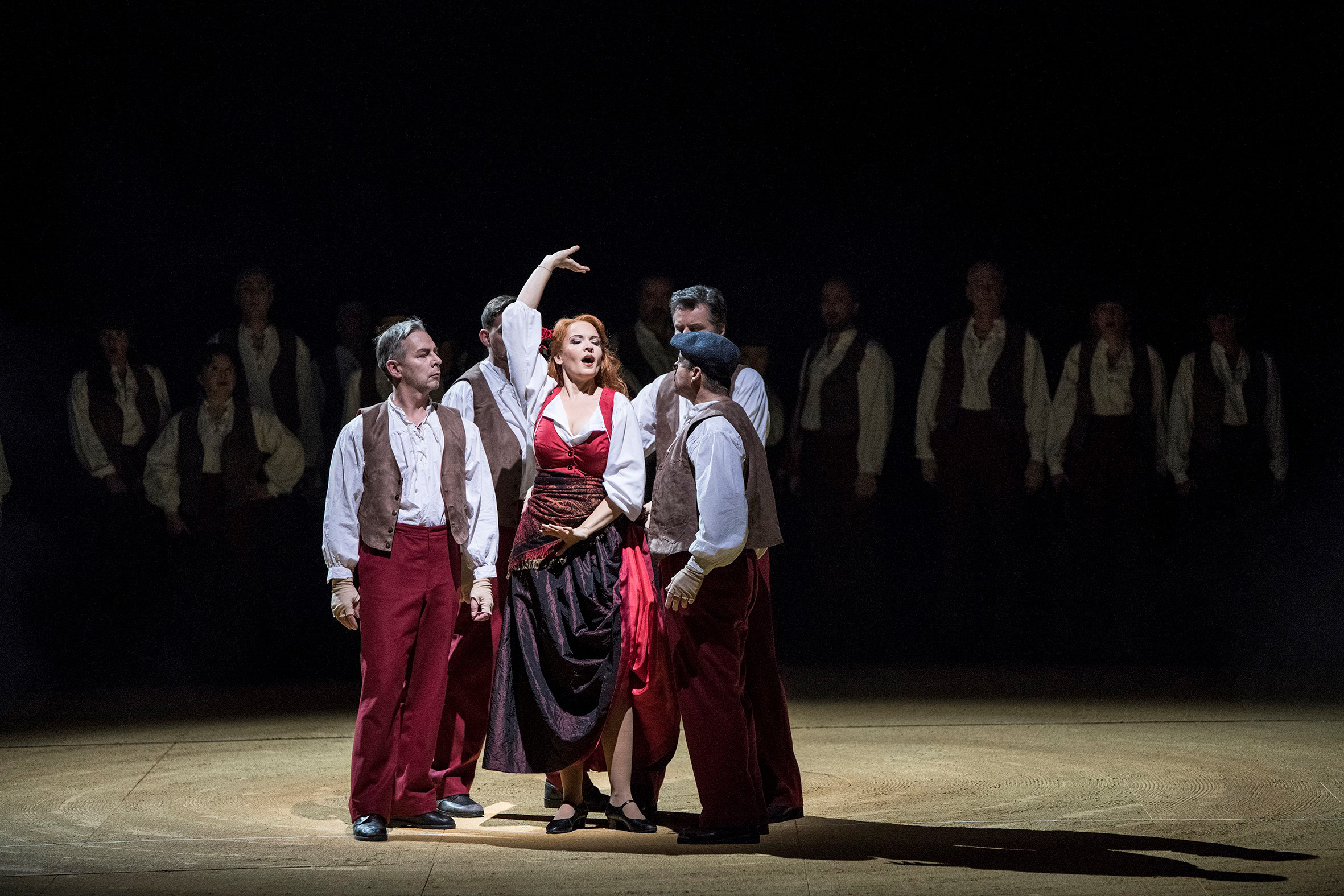 Carmen war die erste Opern-Premiere in der neuen Spielzeit am Aalto-Theater. Unser Foto (von links): Bettina Ranch (Carmen), Luc Robert (Don José), Opernchor.