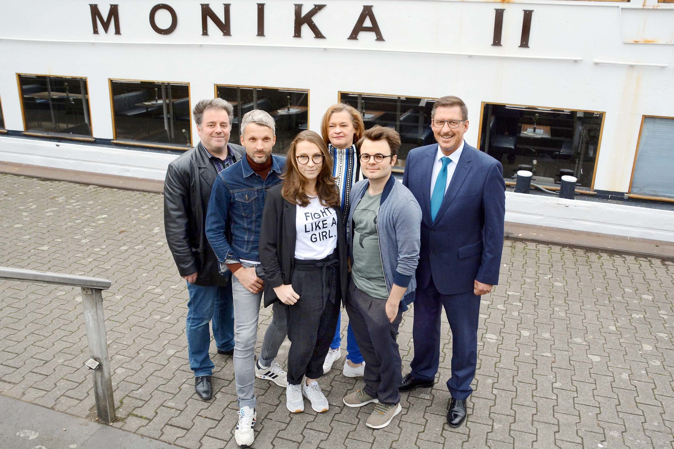 Über eine gelungene Hörspielpremiere auf der Santa Monika II freuen konnten sich (v.l.) Lars Schmidtke (Paul), Autor Raimon Weber, Ann-Kathrin Hinz (Alexia), Beate Barth, Produzentin von der Pit & Land GmbH, Daniel Rothaug (Finn) und Uwe Büscher von der Dortmunder Hafen AG.