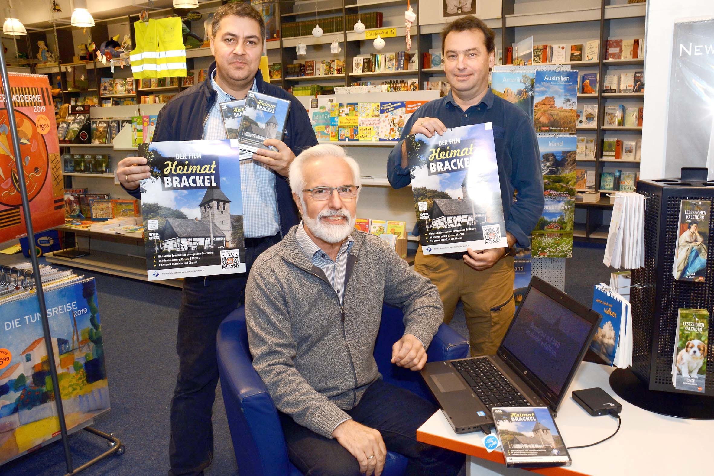 Uwe Koslowski, Hans Joachim Hirschfeld und Volker Krieger stellen den Film "Heimat Brackel" in der Brackeler Buchhandlung Niehörster vor. Hier ist auch die DVD erhältlich.