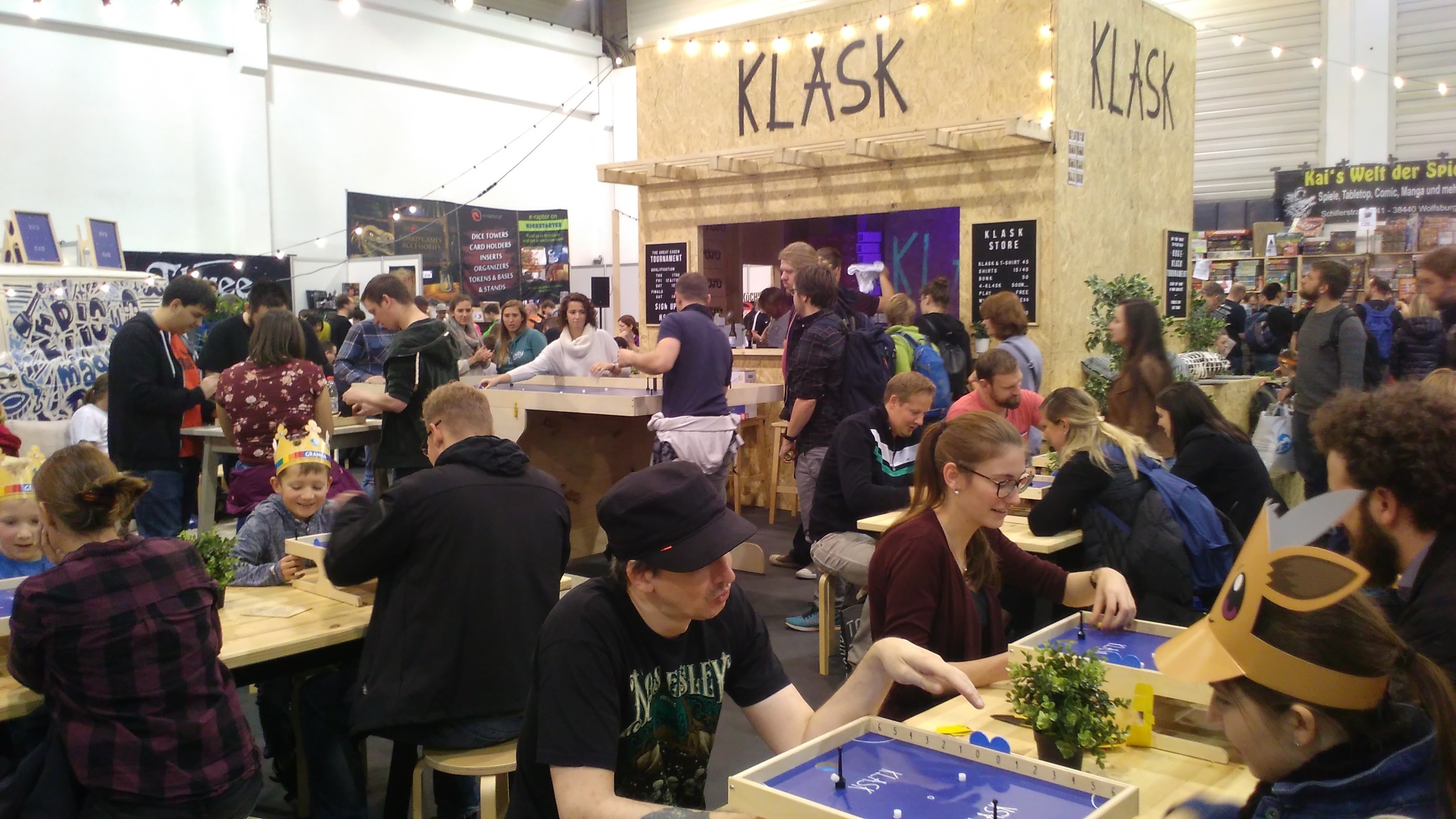Gut gefüllte Messehallen bescherten 190.000 angereiste Spielefans der weltgrößten Messe für Brett- und Kartenspiele SPIEL '18.