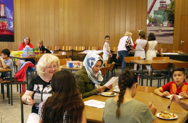"Es wurde geschlemmt,  genascht, getrunken, geschwätzt,  gespielt, gebastelt und gelacht. Die Stimmung war genauso sonnig und warm wie das Wetter." Pressefoto: Treffpunkt-Karnap-Team