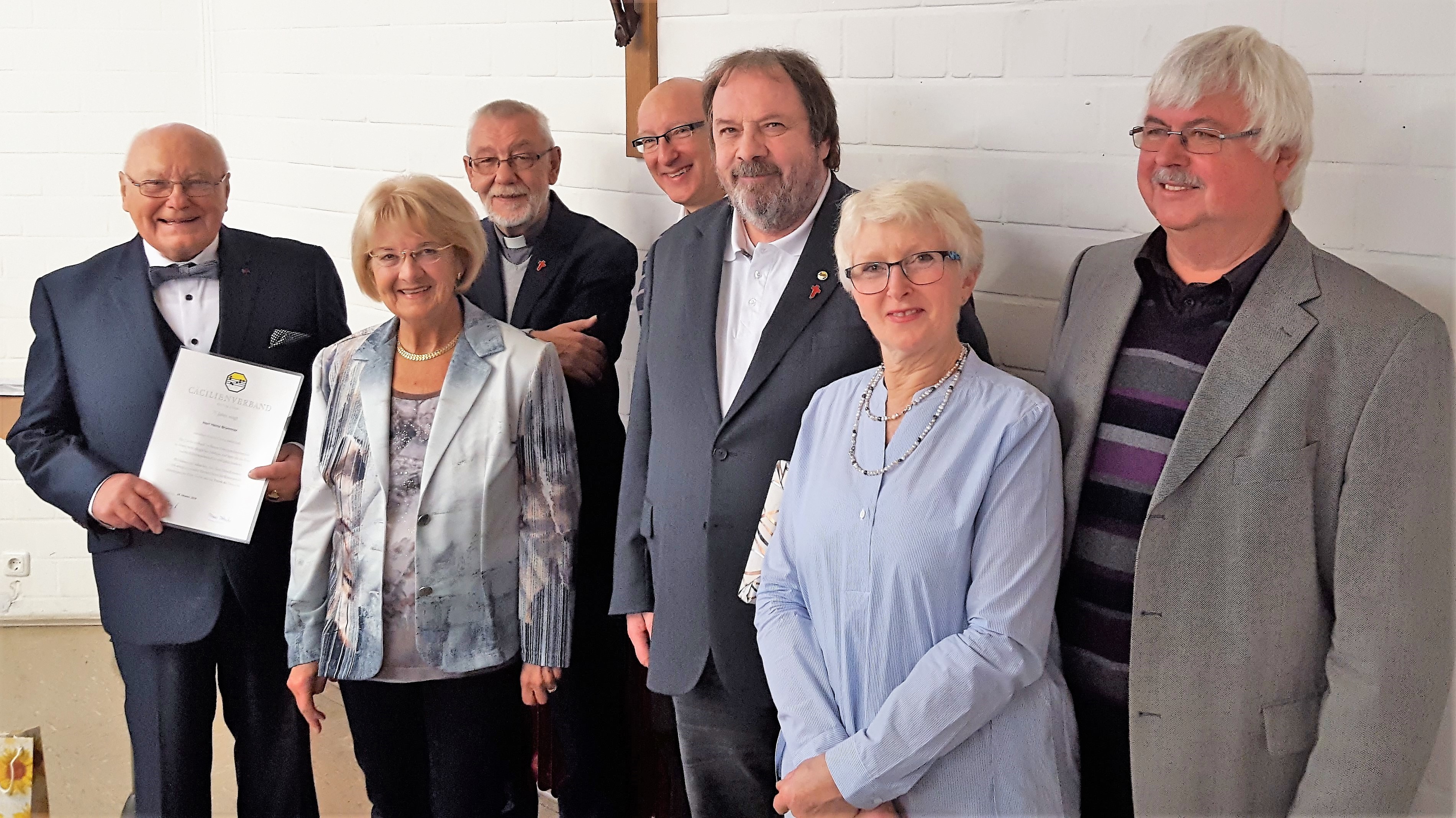 Fröhliches Cäcilienfest mit Heinz Brümmer, Karla Schmidt, Pater Dietmar Weber, Andreas Kempin, Bruder Michael Kuchler, Brigitte Przybyl und Friedhelm Schappat.
Foto: Henschke