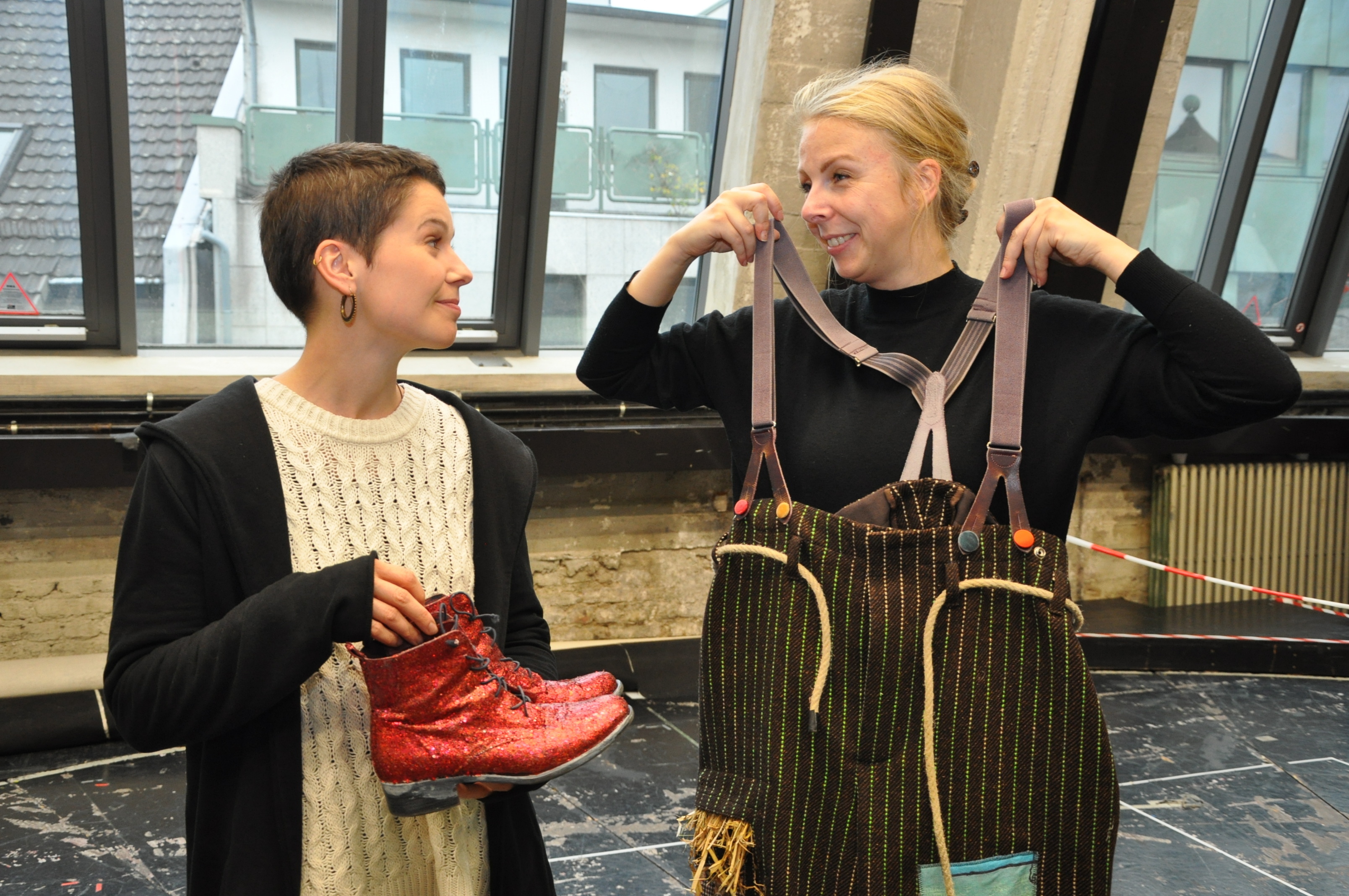 Leuchtend rote Schuhe werden bei der Aufführung des "Zauberers von Oz" ebenso eine Rolle spielen, wie auch dieses Vogelscheuchen Outfit. Kostümbildnerin Anne Koltermann (links im Bild) und Assistentin Nina Albrecht freuen sich auf die Premiere am 10. November und viele erfolgreiche Folgevorstellungen.